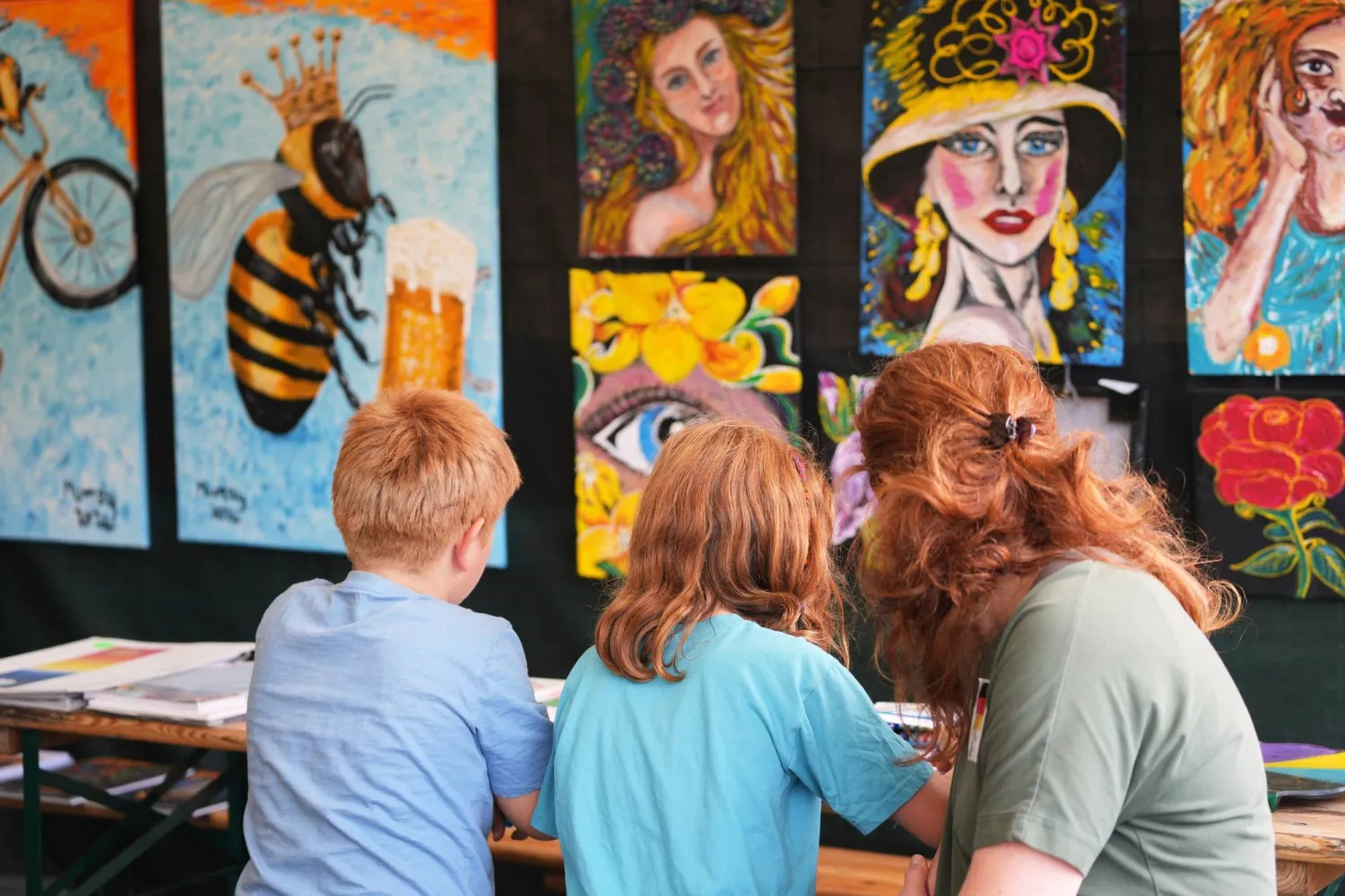 بحر من الشَّعر الناري يلوّن تيلبرغ (أ.ب)