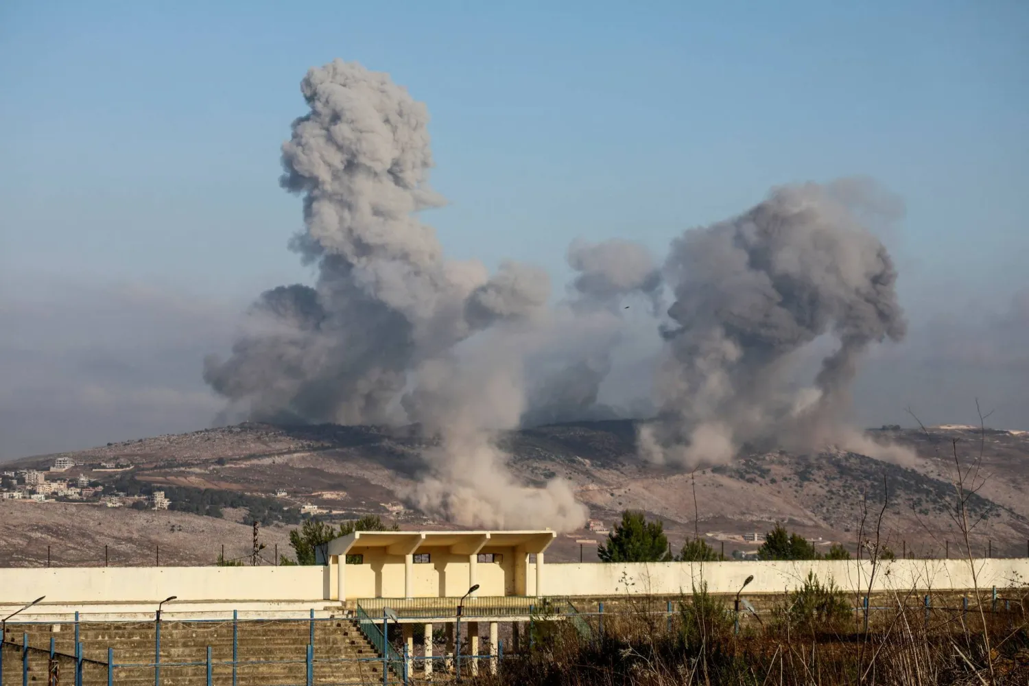 تصاعد دخان كثيف من مناطق قصفتها القوات الإسرائيلية في النبطية بجنوب لبنان (رويترز)