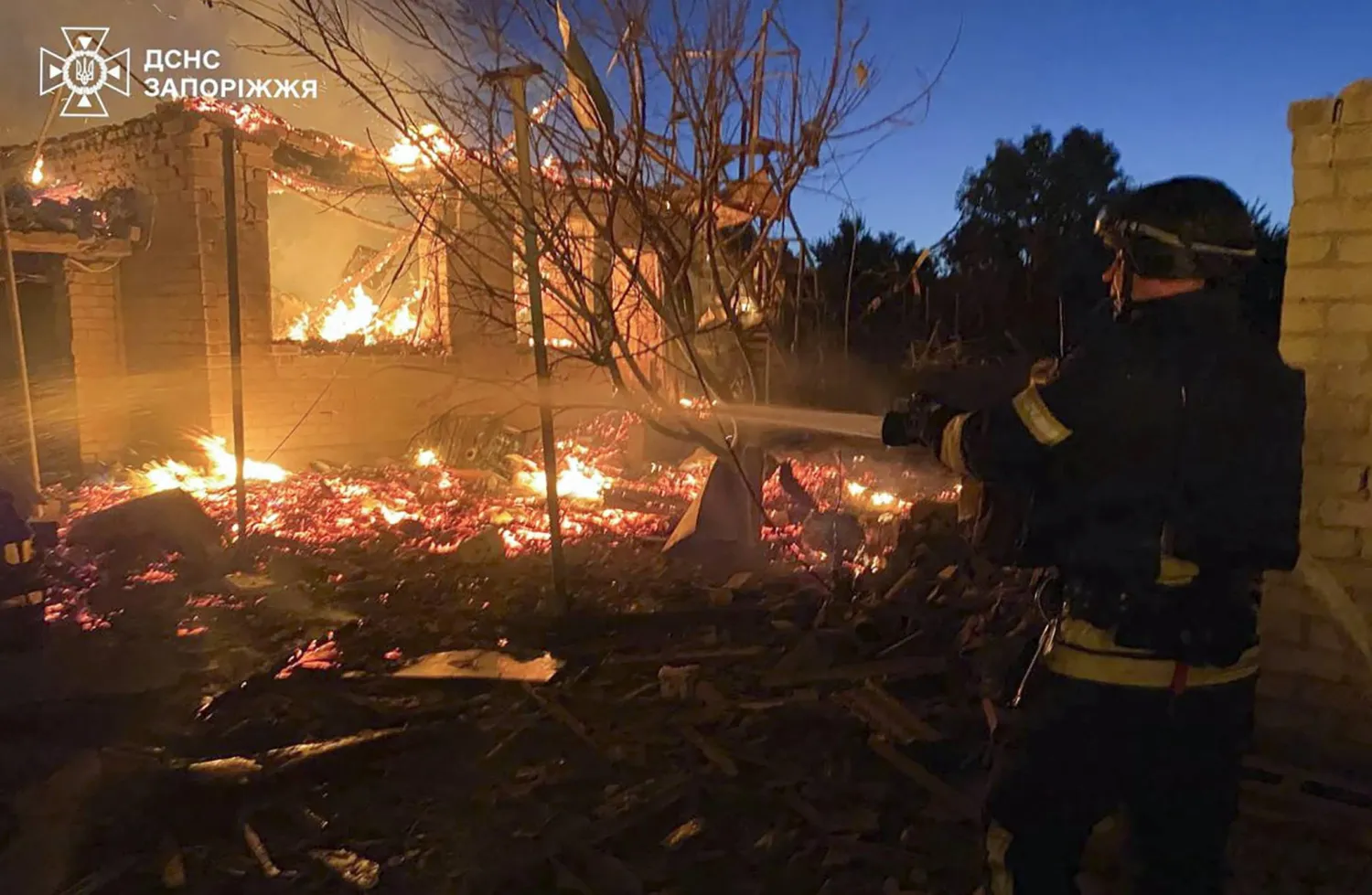 رجال إنقاذ أوكرانيون يعملون في موقع غارة روسية على جنوب شرقي أوكرانيا (إ.ب.أ)