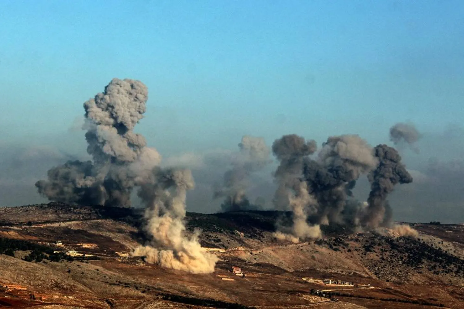  31 August 2025, Lebanon, Qlaiyaa: Black smoke billows for an Israeli air raid on an alleged post of Hezbollah on the outskirts of the southern Lebanese city of Nabatieh. (dpa)