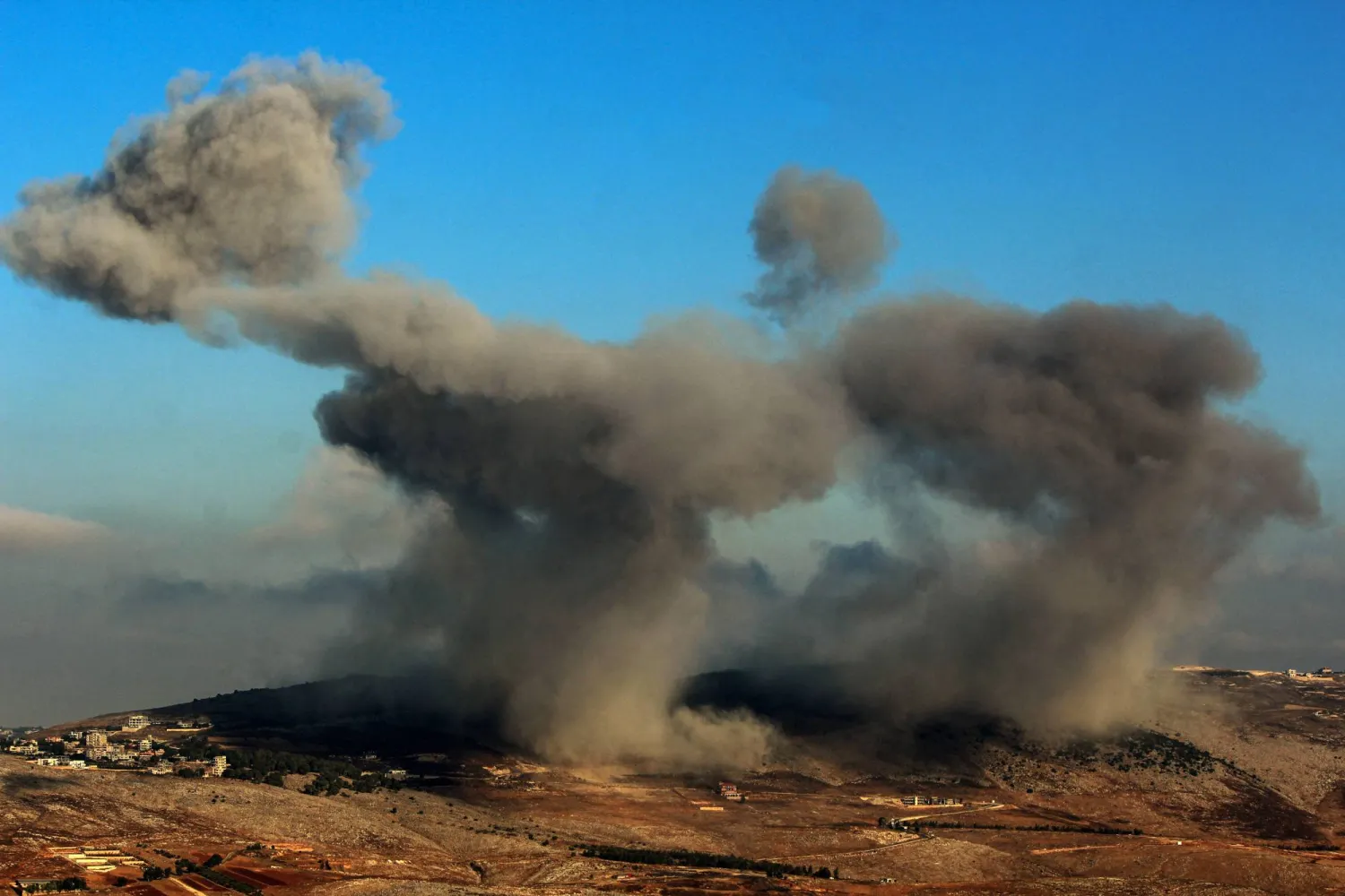 الدخان يتصاعد إثر قصف إسرائيلي على منطقة النبطية في جنوب لبنان (د.ب.أ)