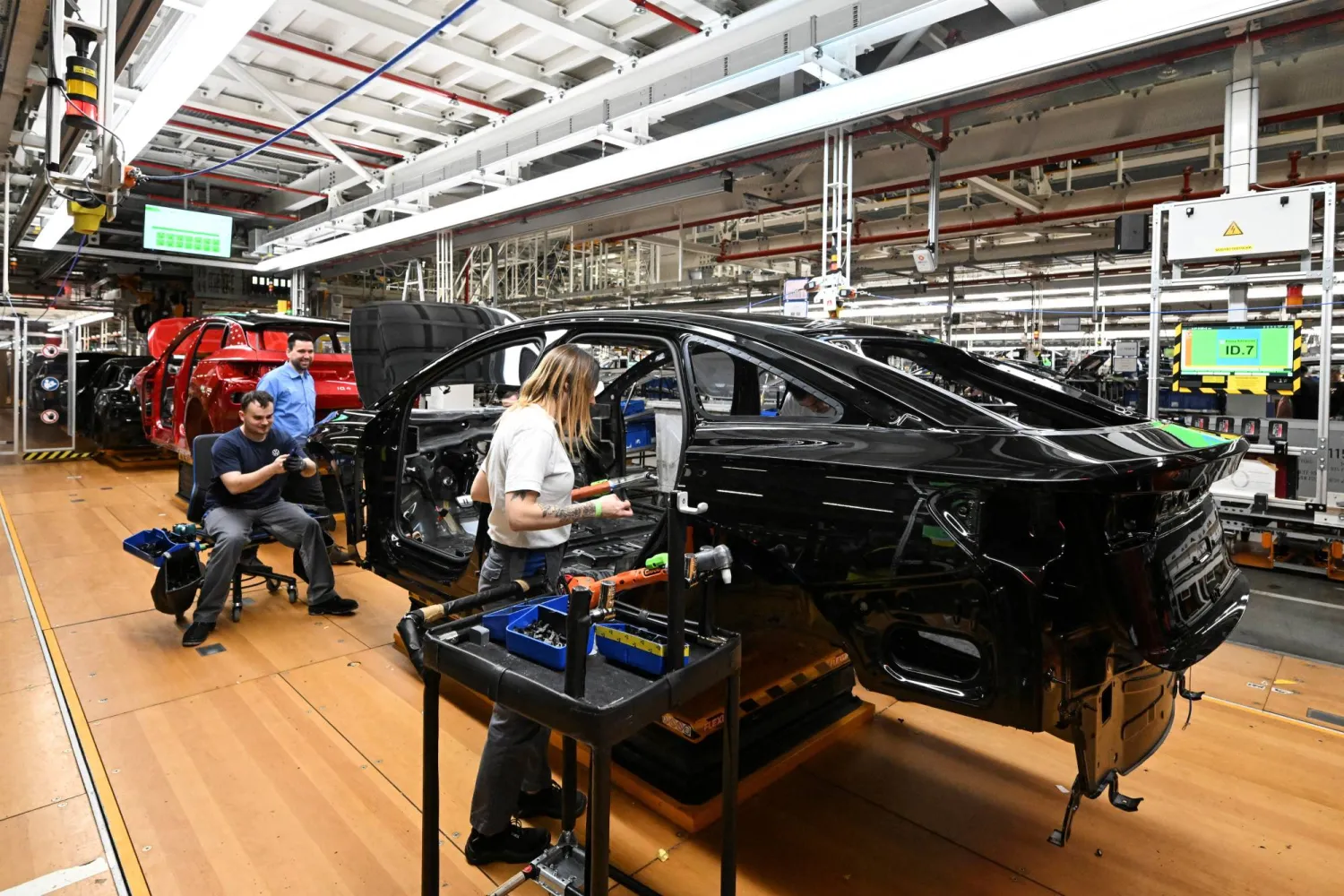 أشخاص يعملون في مصنع فولكس فاغن بألمانيا (رويترز)