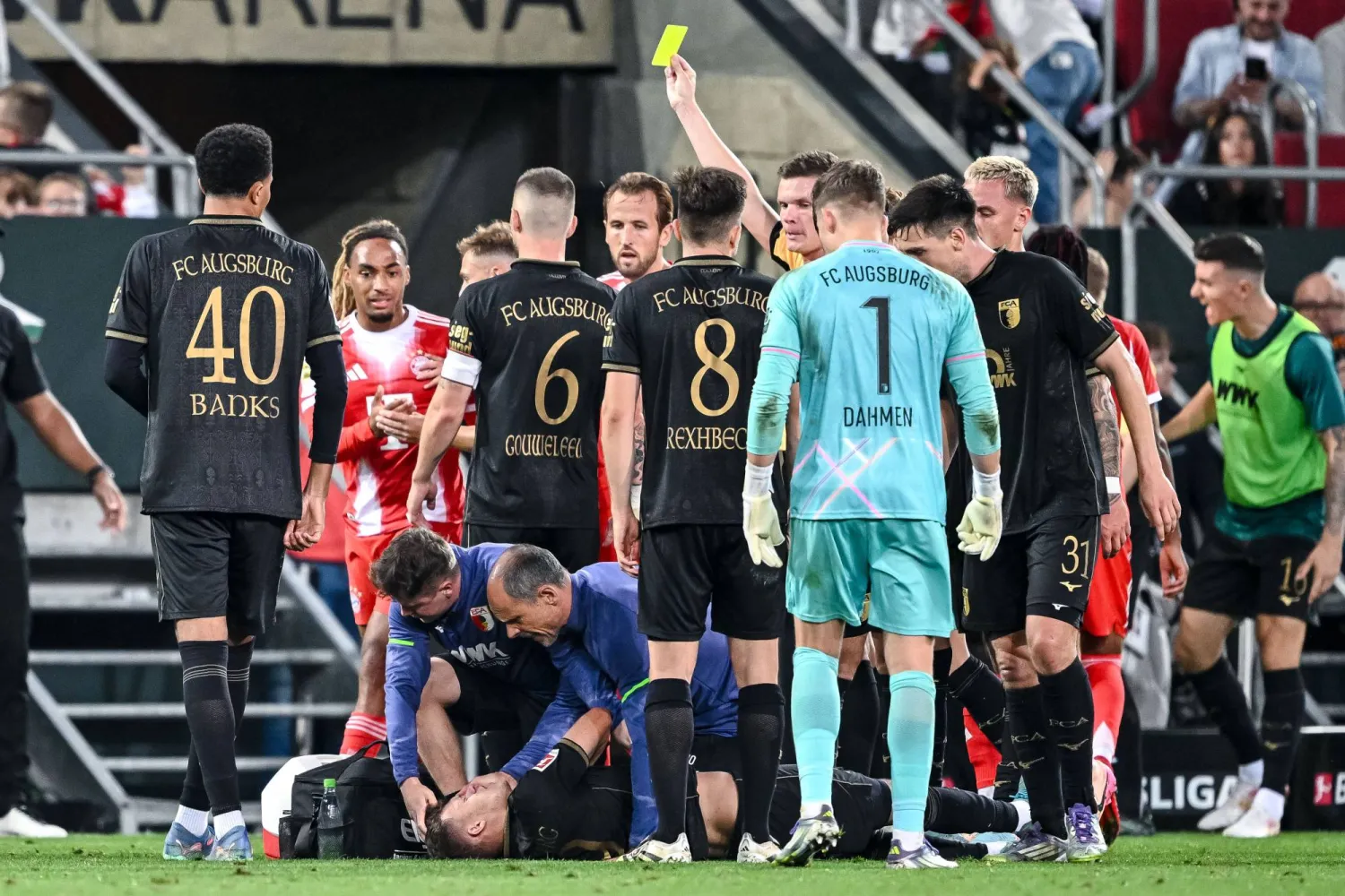 بوي حصل على بطاقة صفراء بعد التدخل العنيف (د.ب.أ)