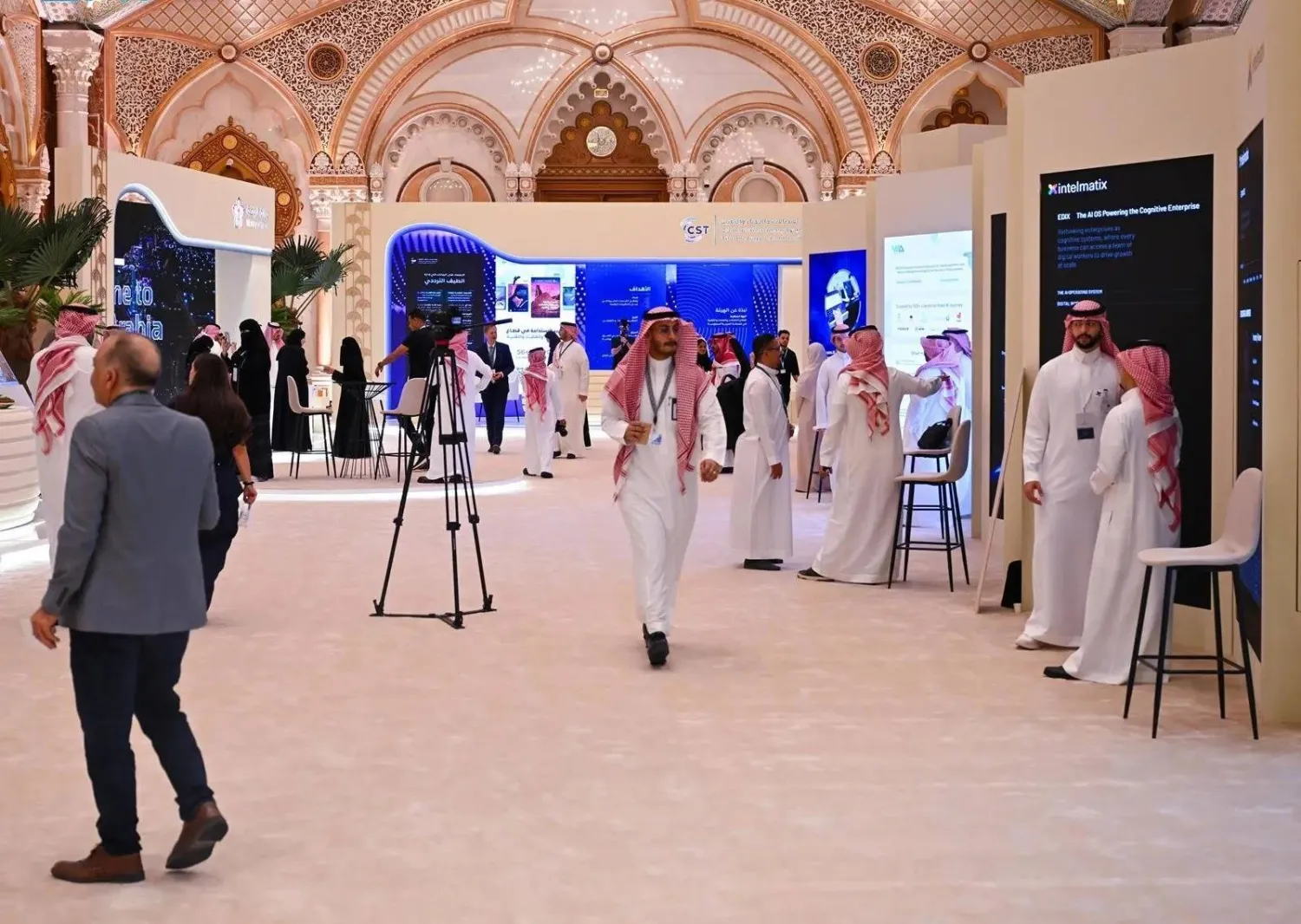 جانب من المعرض المصاحب للندوة العالمية لمنظمي الاتصالات (الشرق الأوسط)