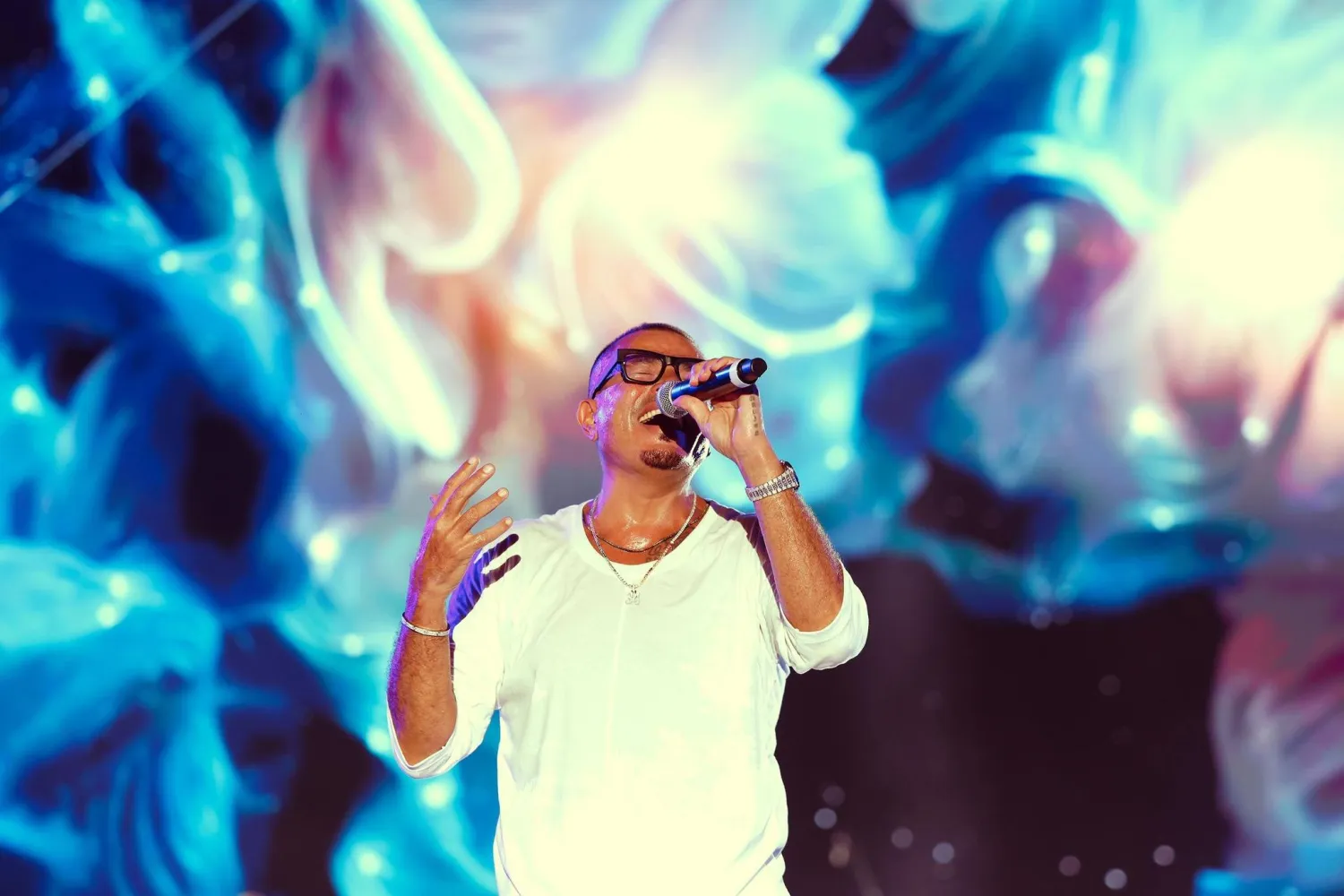 من «قمرين» إلى «خطفوني»... مسافة عُمر تعبرها حنجرة واحدة (الجهة المنظّمة)