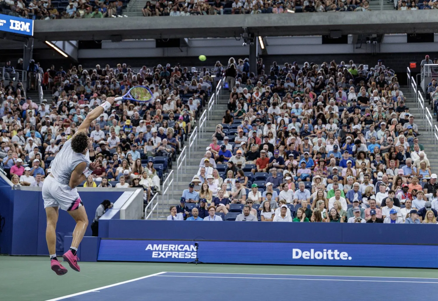 موسيقى وضوضاء الجماهير وحتى روائح الماريغوانا... في بطولة الولايات المتحدة (إ.ب.أ)