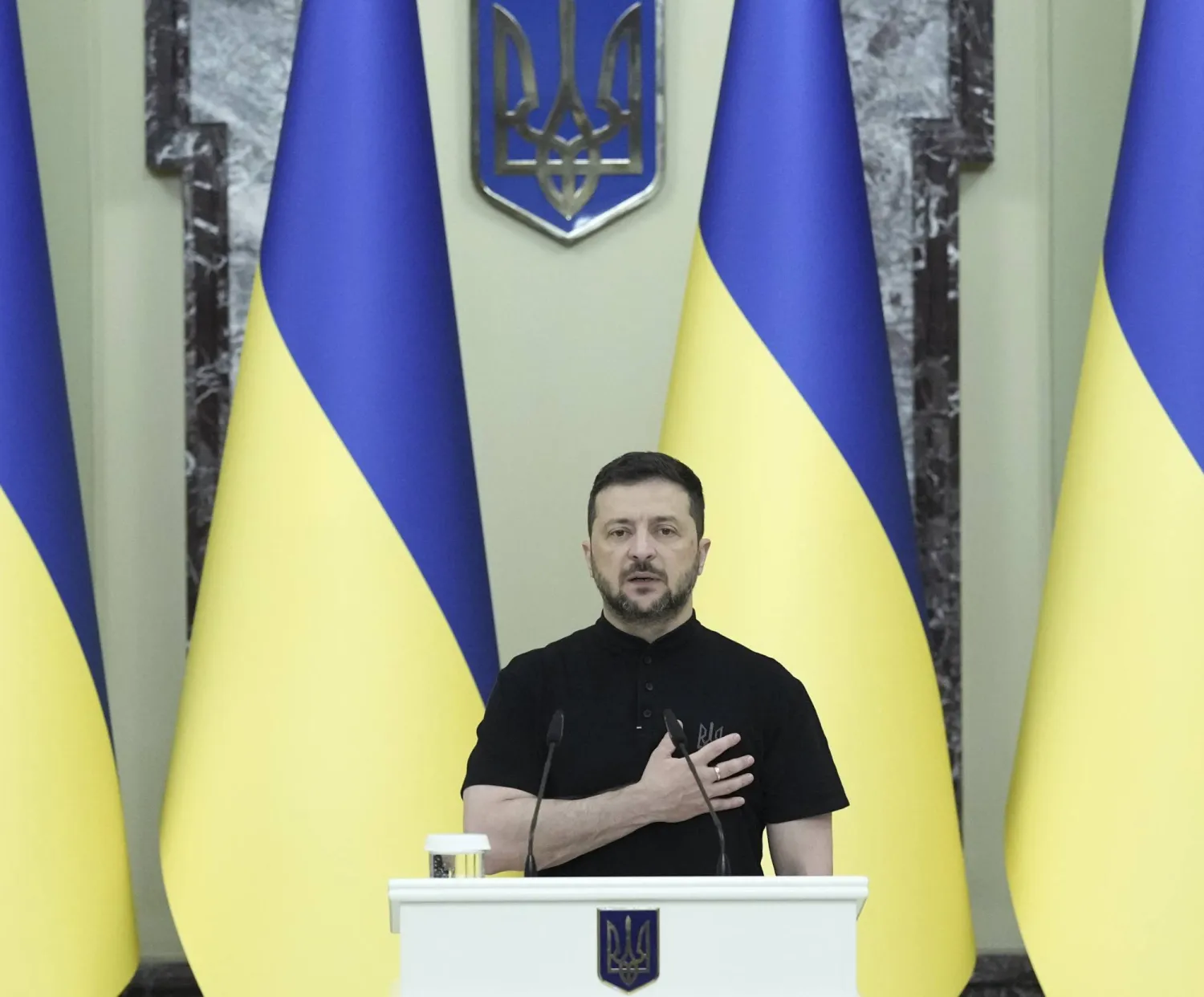 الرئيس الأوكراني فولوديمير زيلينسكي قبل مؤتمر صحافي في كييف الأسبوع الماضي (إ.ب.أ)