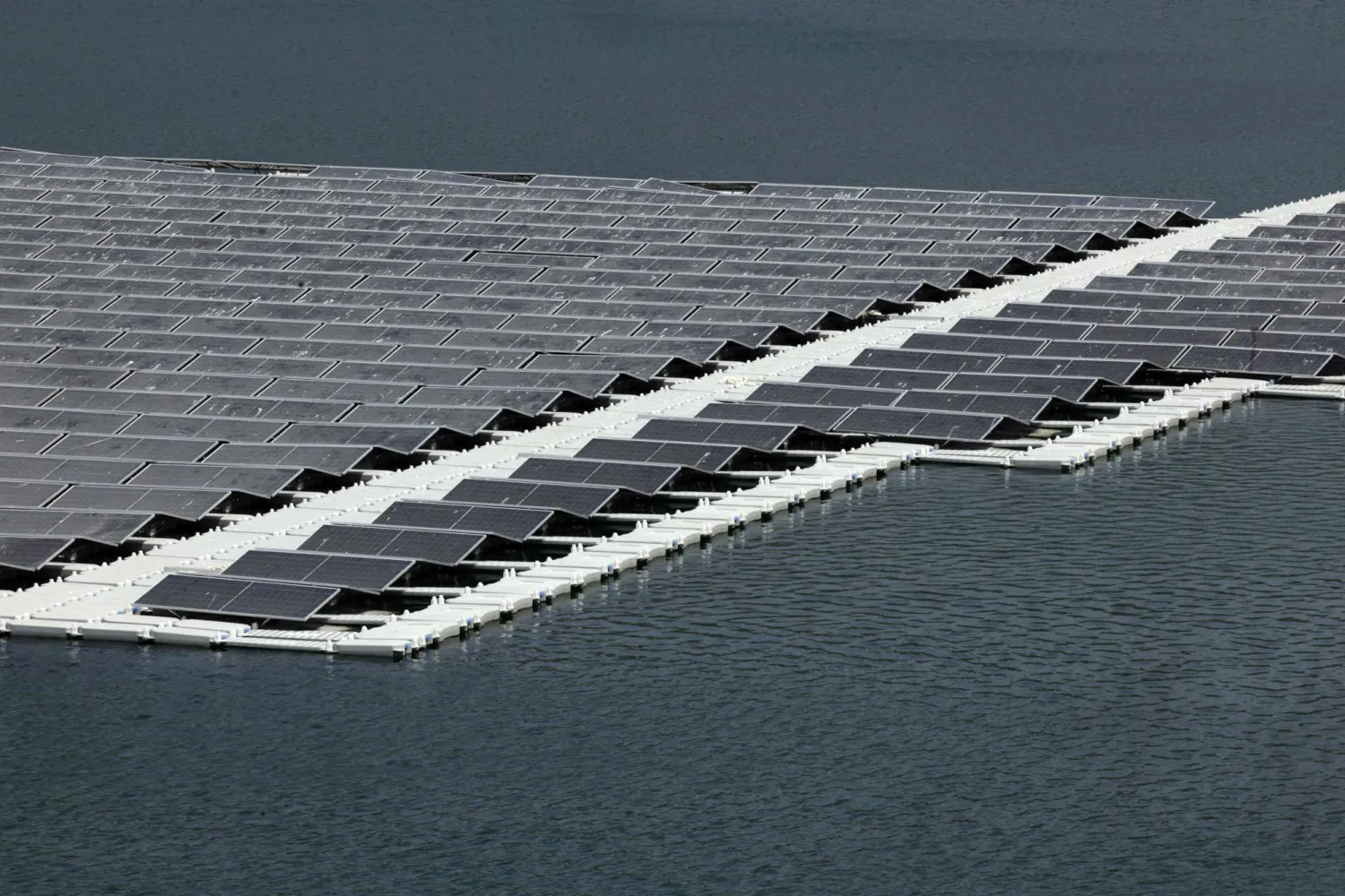 ألواح شمسية طافية فوق حوض سد طنجة المتوسط  بشمال المغرب - 7 أغسطس 2025 (أ.ف.ب)