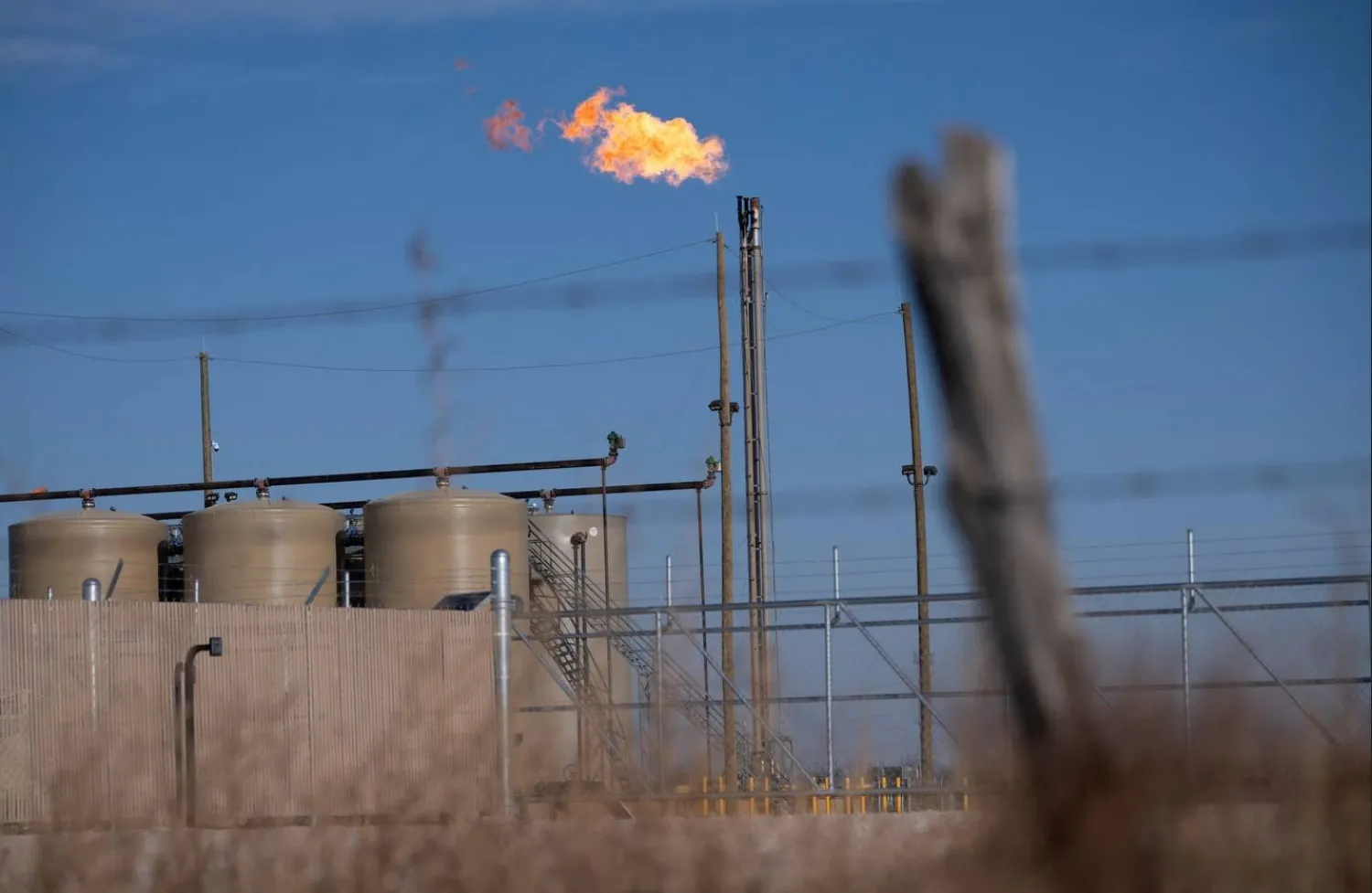 حرق غاز طبيعي فائض في حقل بحوض بيرميان بالقرب من أوديسا تكساس (رويترز)