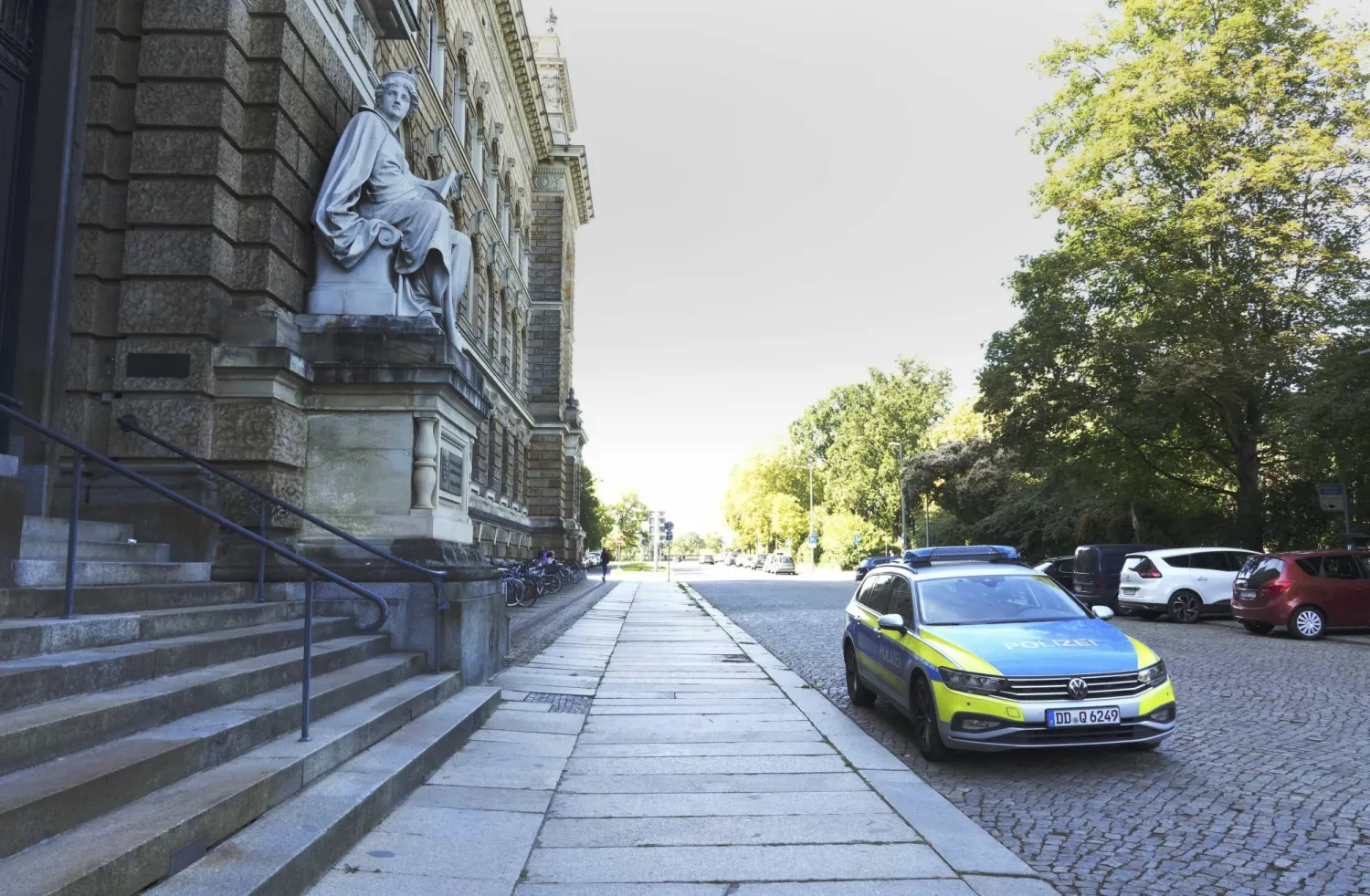 سيارة شرطة متوقفة أمام مبنى النيابة العامة في دريسدن بألمانيا الثلاثاء 26 أغسطس 2025 (د.ب.أ)