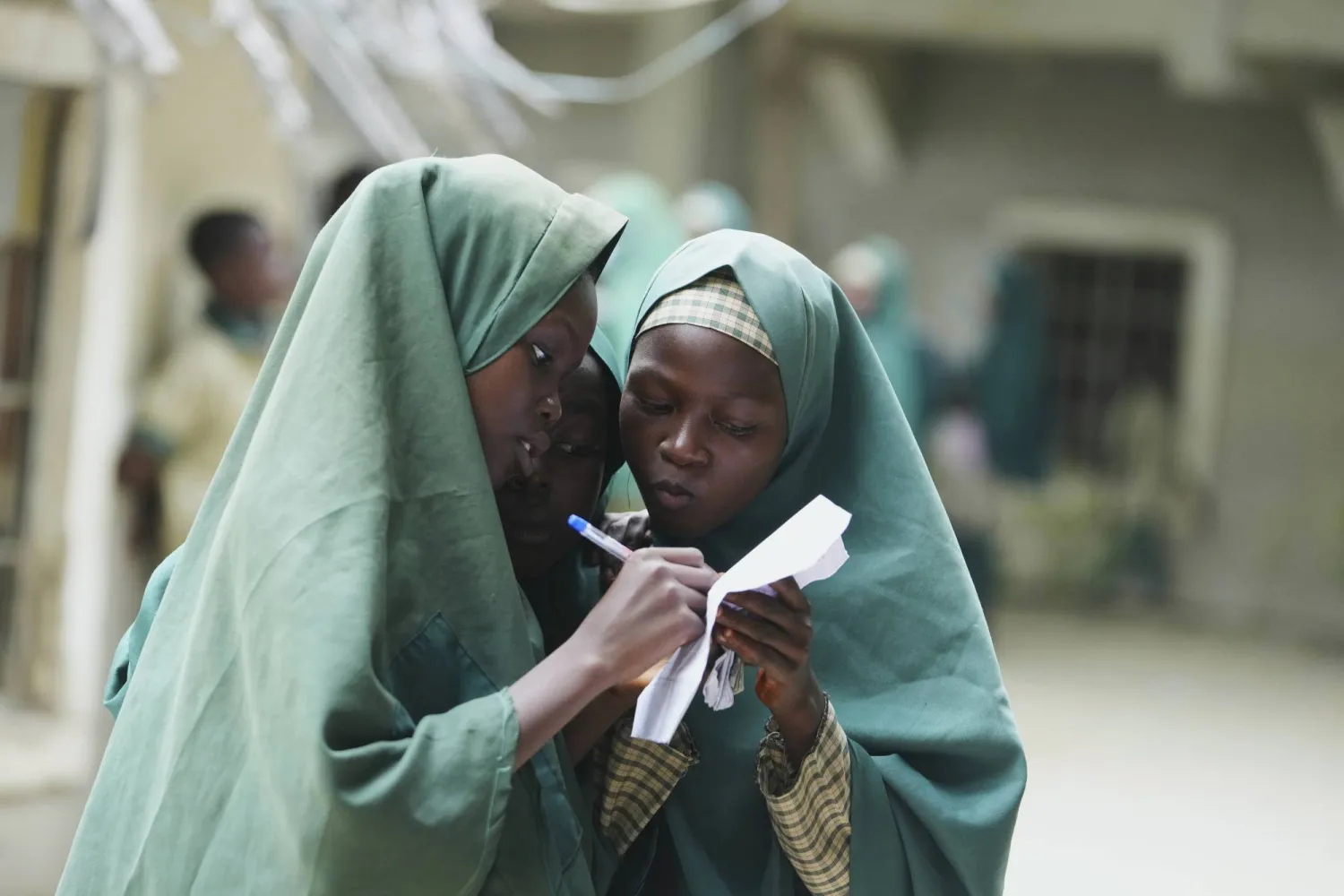 طالبات بمدرسة «مؤسسة المستقبل الإسلامية» في مايدوغوري بنيجيريا يراجعن دروسهن خلال فترة الاستراحة يوم الخميس 24 يوليو 2025 (أ.ب)