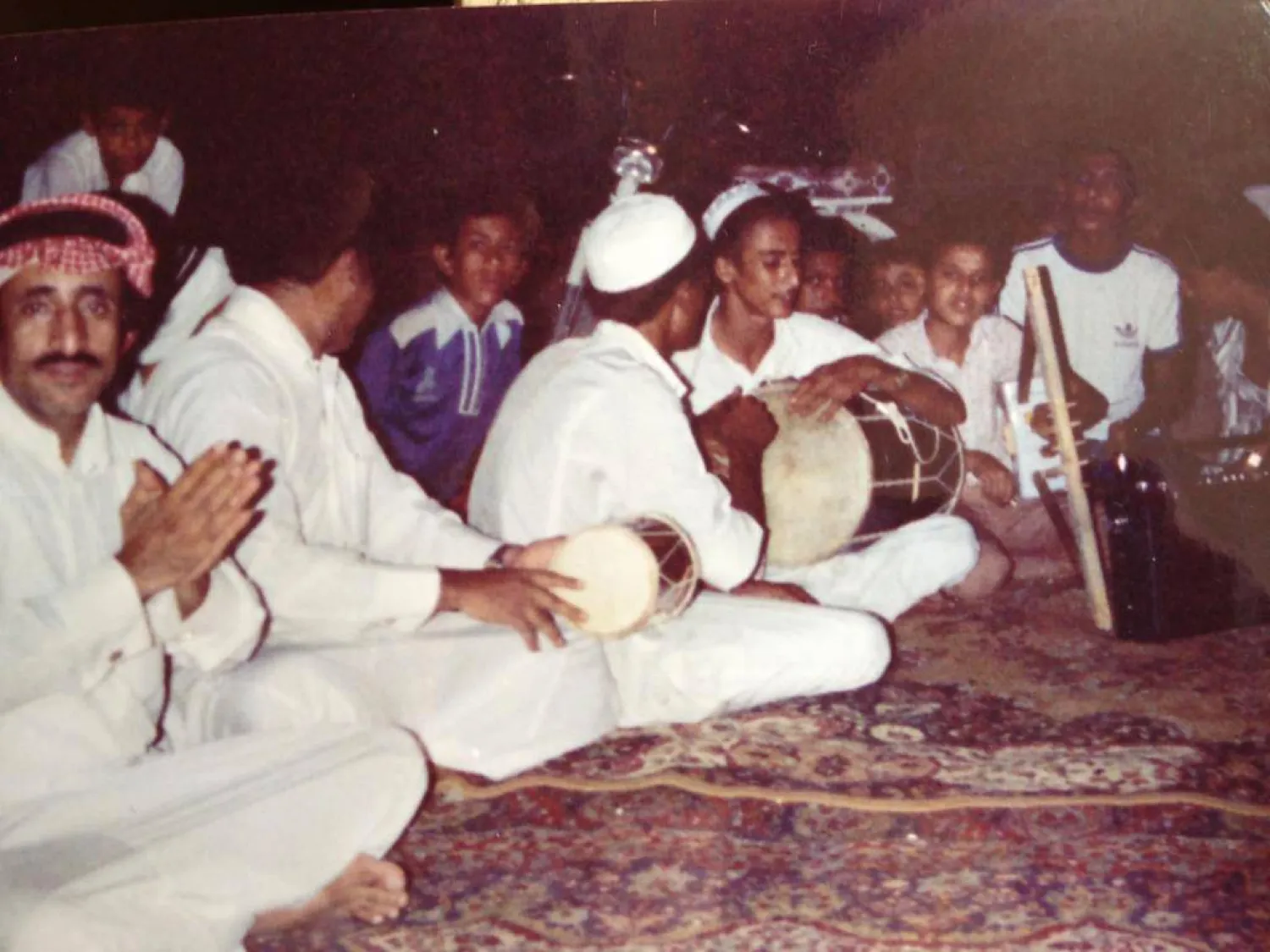 عمر العطاس في صباه يعزف على آلة المرواس (من أنواع الطبول) في سن الـ14 من عمره (فرقة أبو سراج)