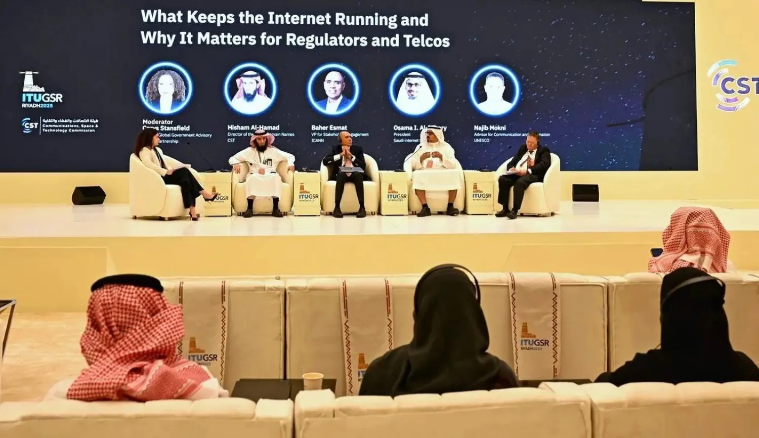 إحدى الجلسات الحوارية للمعرض المصاحب للندوة العالمية لمنظمي الاتصالات (الشرق الأوسط)