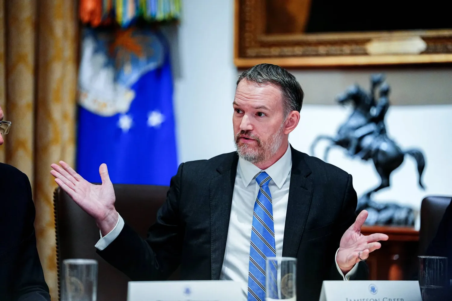 الممثل التجاري للولايات المتحدة جيميسون غرير خلال ترؤسه اجتماعاً في البيت الأبيض (إ.ب.أ)