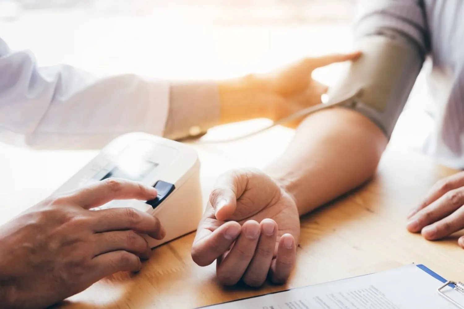 شخص يخضع لفحص لقياس ضغط الدم (مؤسسة القلب الأسترالية)