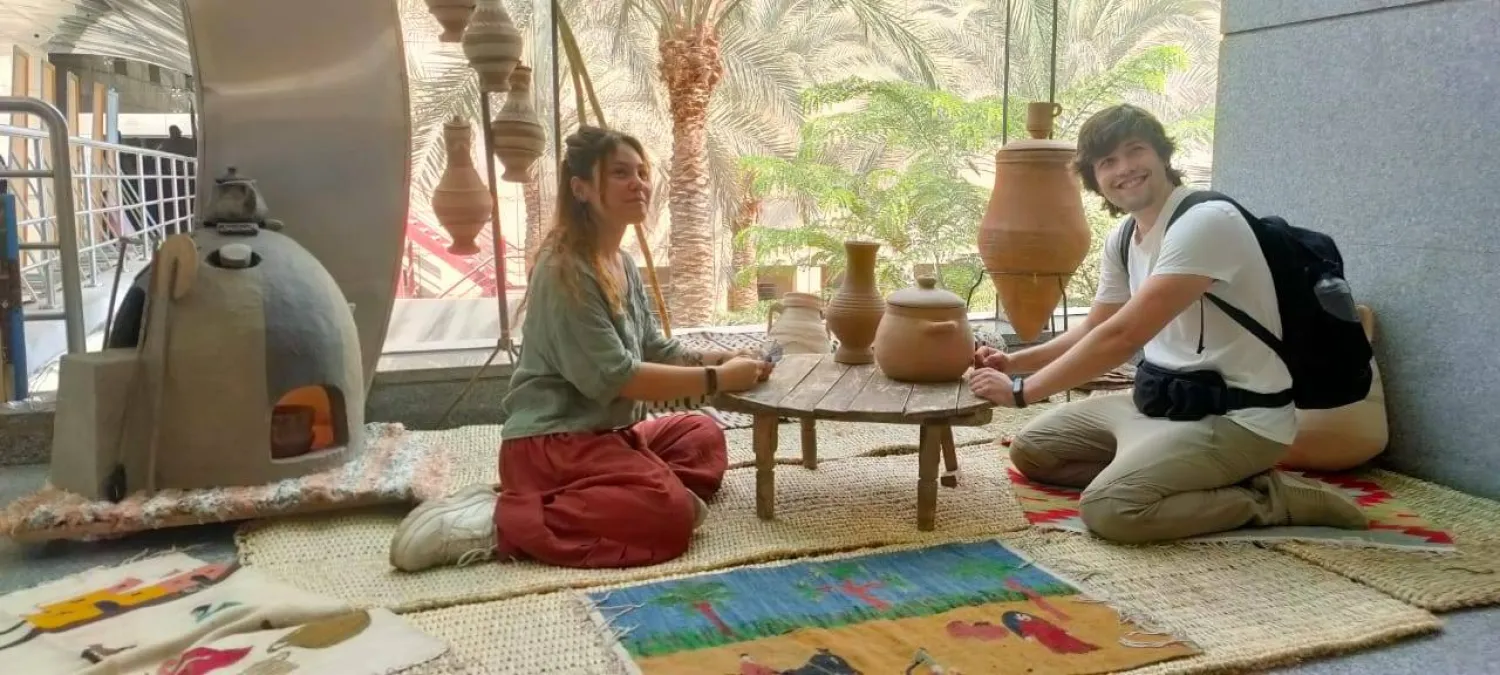 احتفاء الزوار بالمنتجات المحلية التراثية داخل المتحف (الشرق الأوسط)