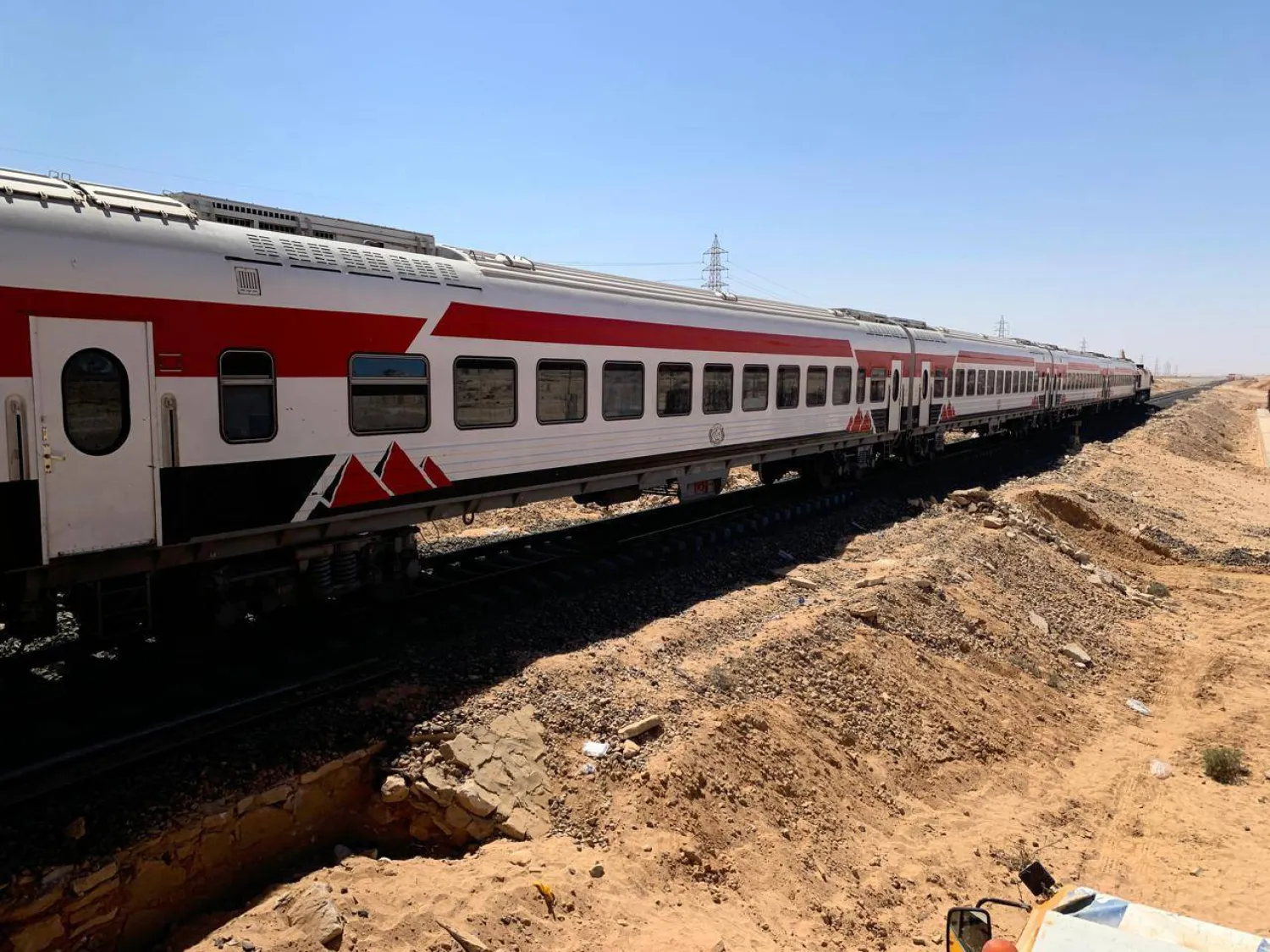 عودة الحركة لطبيعتها في مكان حادث «قطار مطروح» (وزارة النقل المصرية)