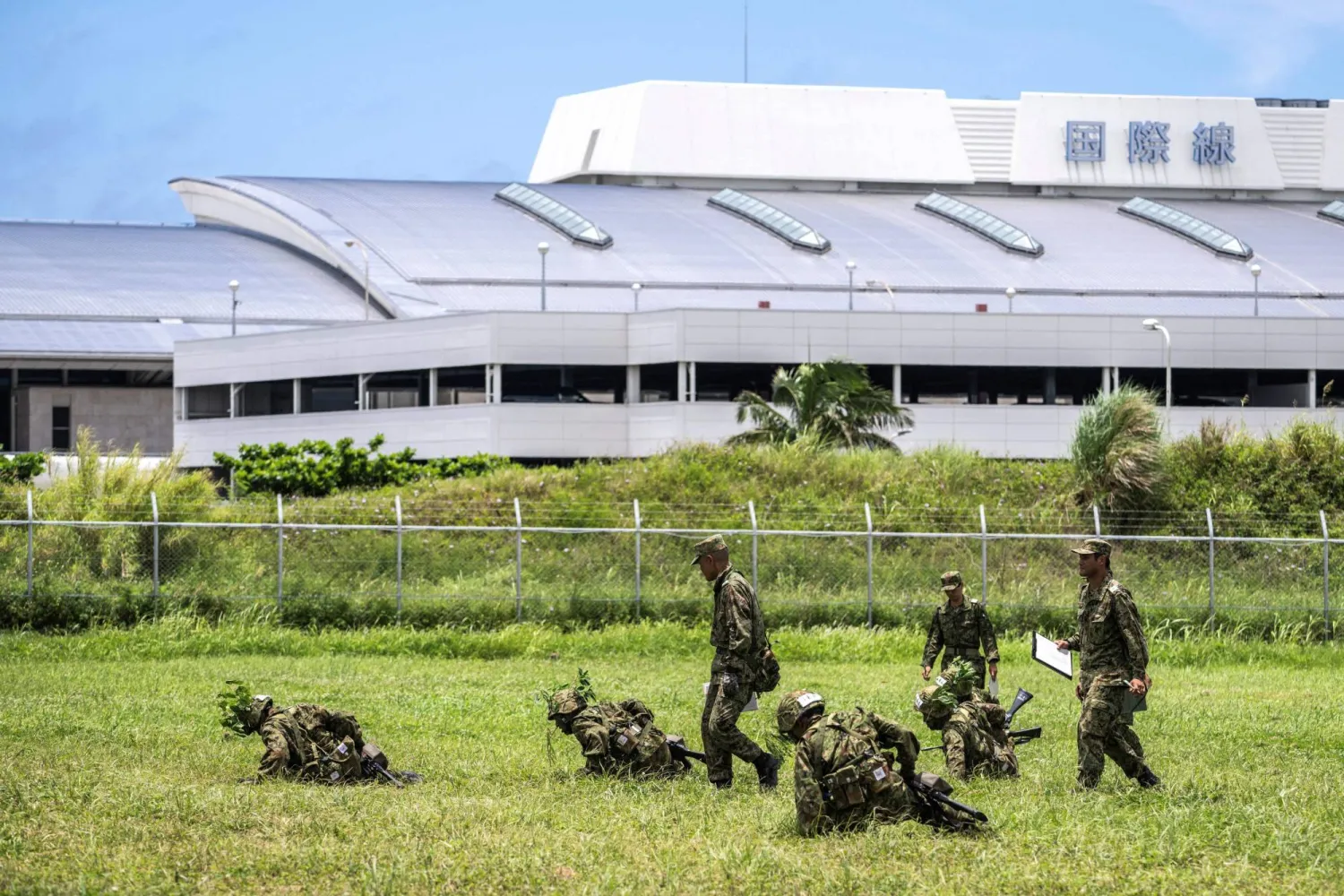 أفراد من قوة الدفاع الذاتي البرية اليابانية يشاركون في مناورة بمعسكر ناها التابع لها في محافظة أوكيناوا (أ.ف.ب)