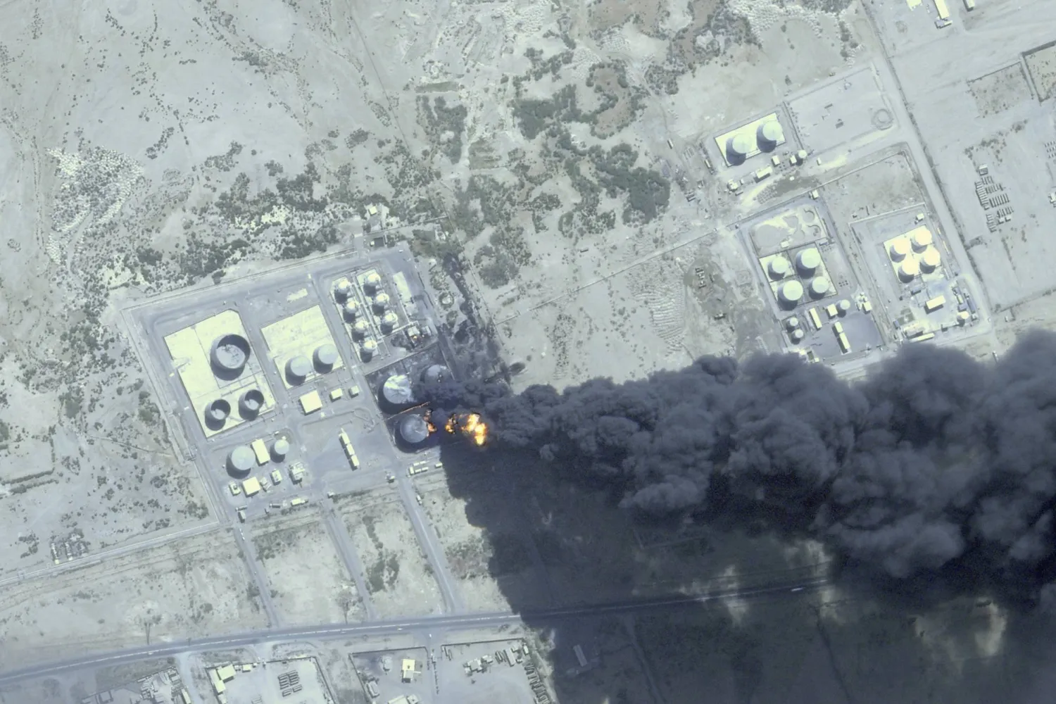صورة فضائية تُظهر حريقاً في مستودع لخزانات الوقود بعد هجوم بطائرة مُسيَّرة شنته «قوات الدعم السريع» خارج بورتسودان أمس (أ.ب)