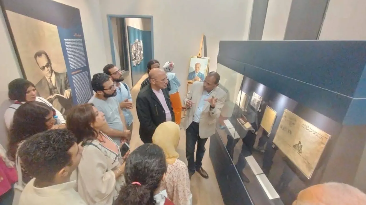 طارق الطاهر وضيوف الاحتفال خلال افتتاح معرض «من الاغتيال إلى الرحيل» (صندوق التنمية الثقافية)