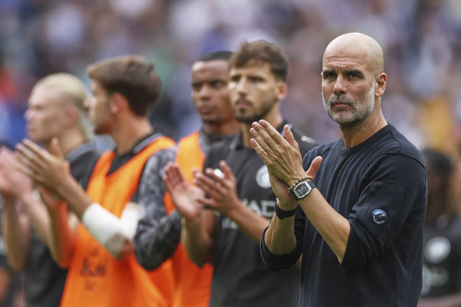 حسرة لاعبي ومدرب مان سيتي بعد الهزيمة (أ.ب)