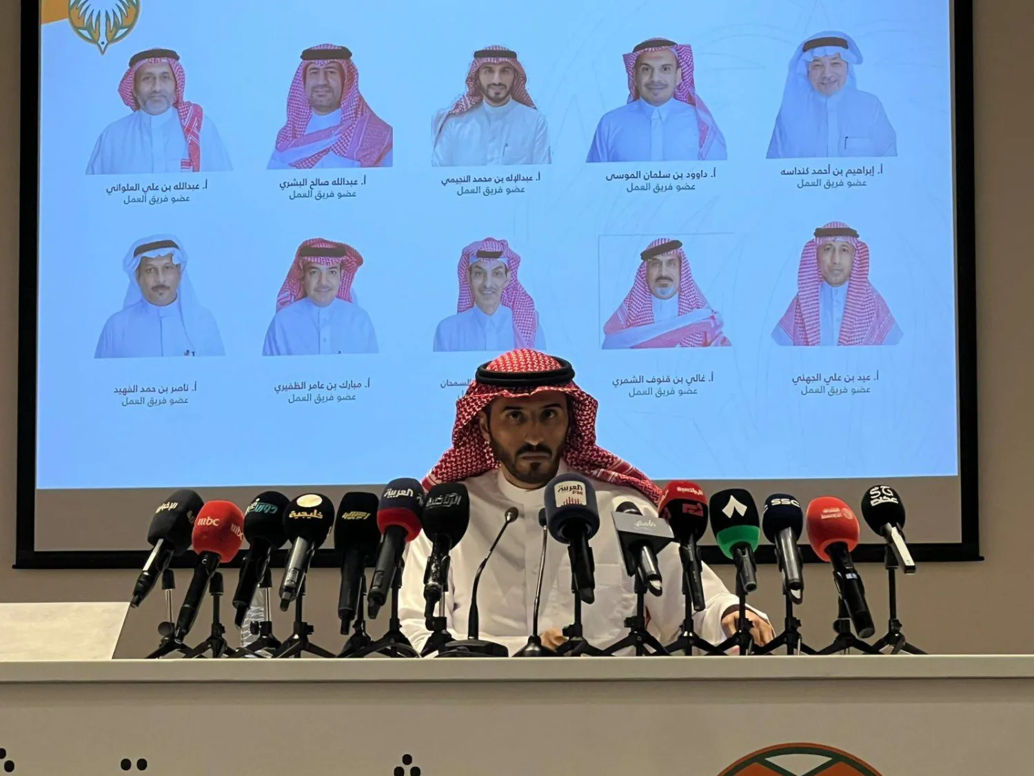 عبد الإله النجيمي متحدثاً في المؤتمر الصحافي (الشرق الأوسط) 