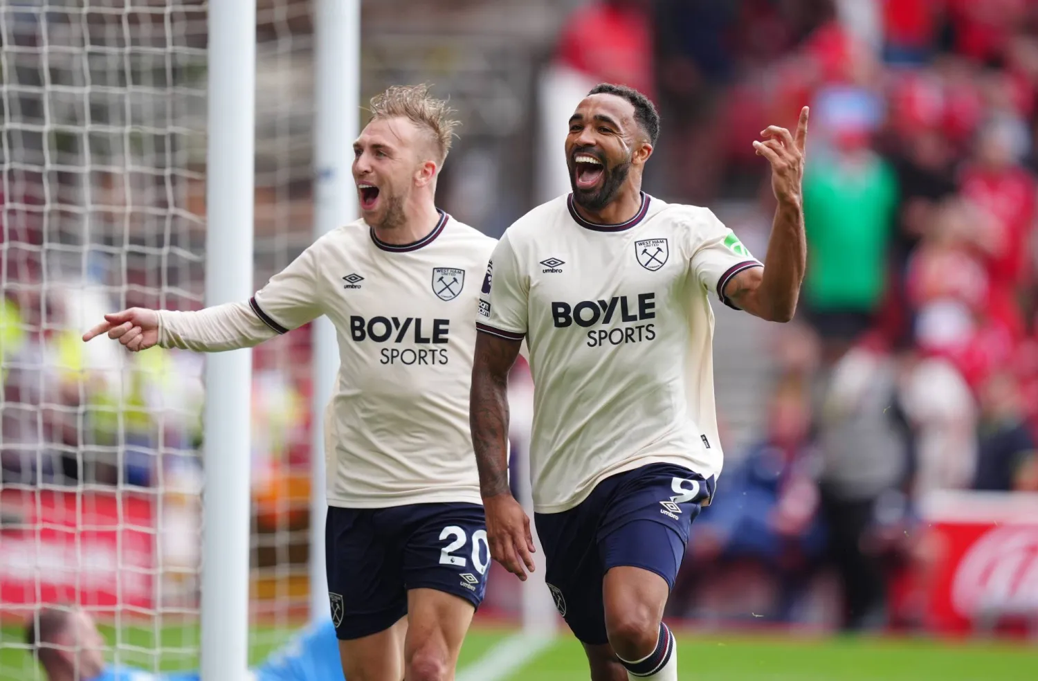 كالوم ويسلون يحتفل بهدفه الثالث في مرمى فوريست (د.ب.أ)