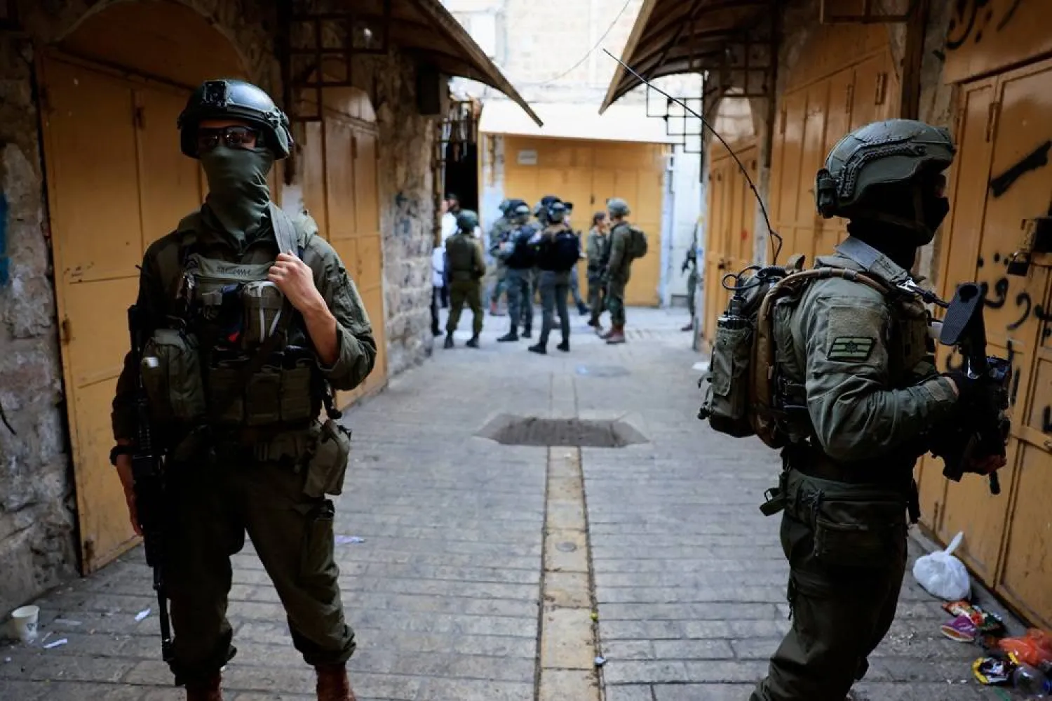  Israeli troops stand guard during a weekly settlers' tour in Hebron, in the Israeli-occupied West Bank, August 30, 2025. (Reuters)