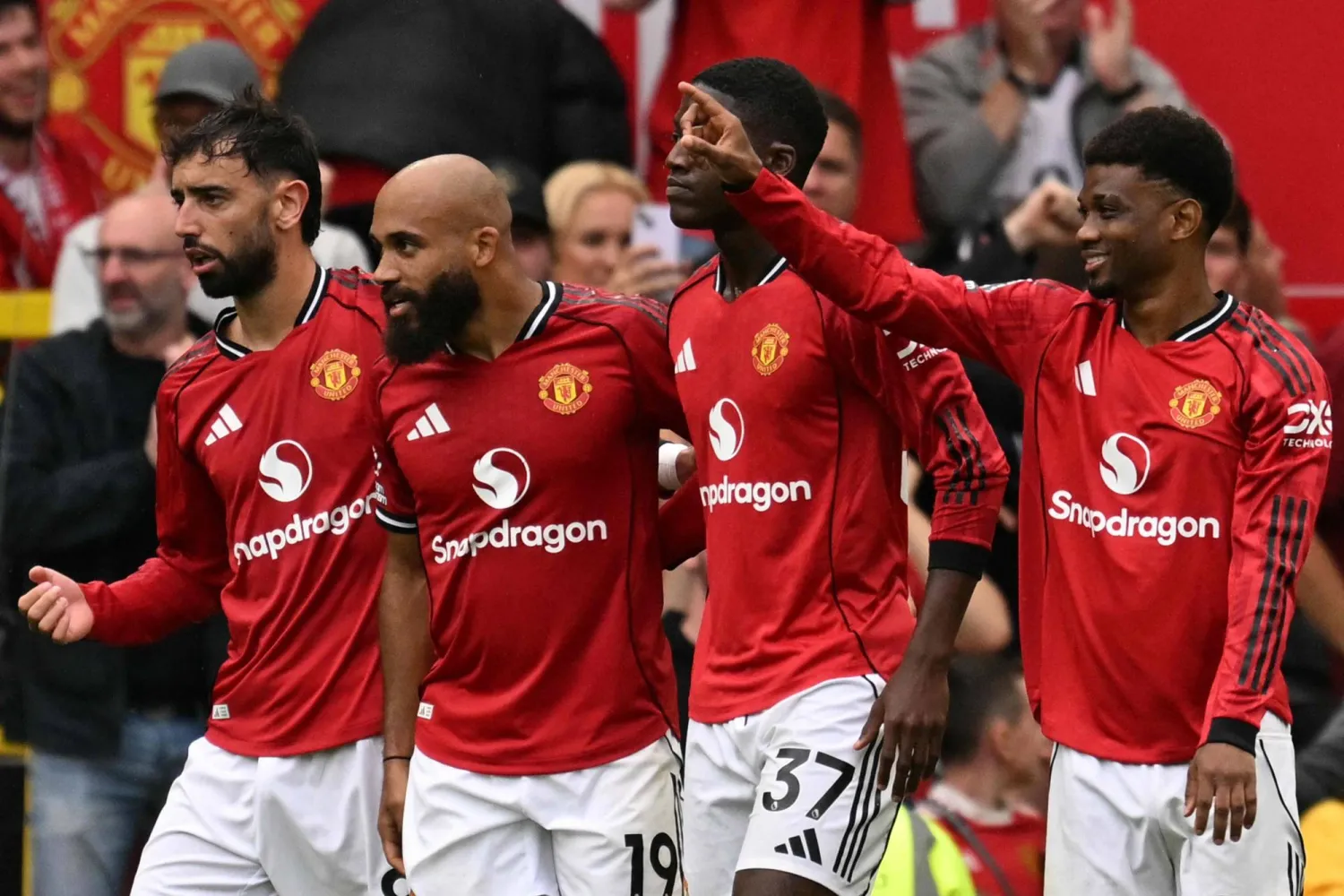 لاعبو مان يونايتد انتفضوا في الفوز على بيرنلي (أ.ف.ب)