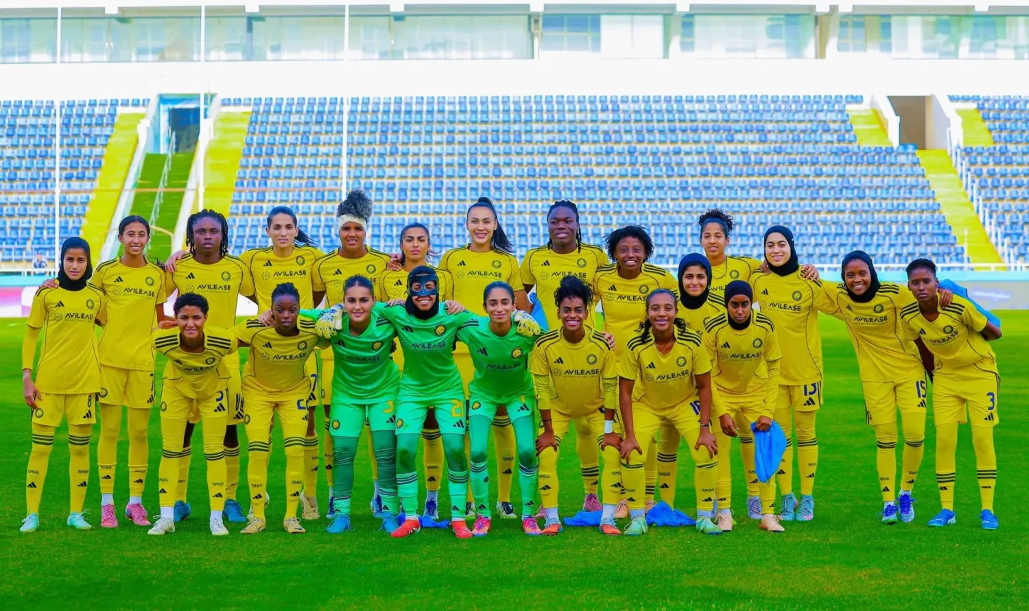 لاعبات النصر في لقطة جماعية قبل بداية المباراة (الشرق الأوسط)