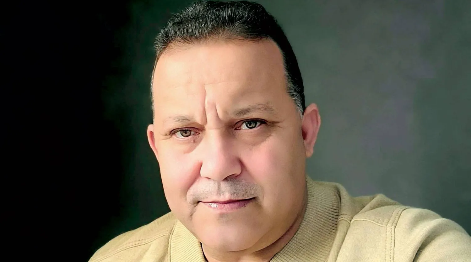  الشاعر والروائي الجزائري فيصل الأحمر