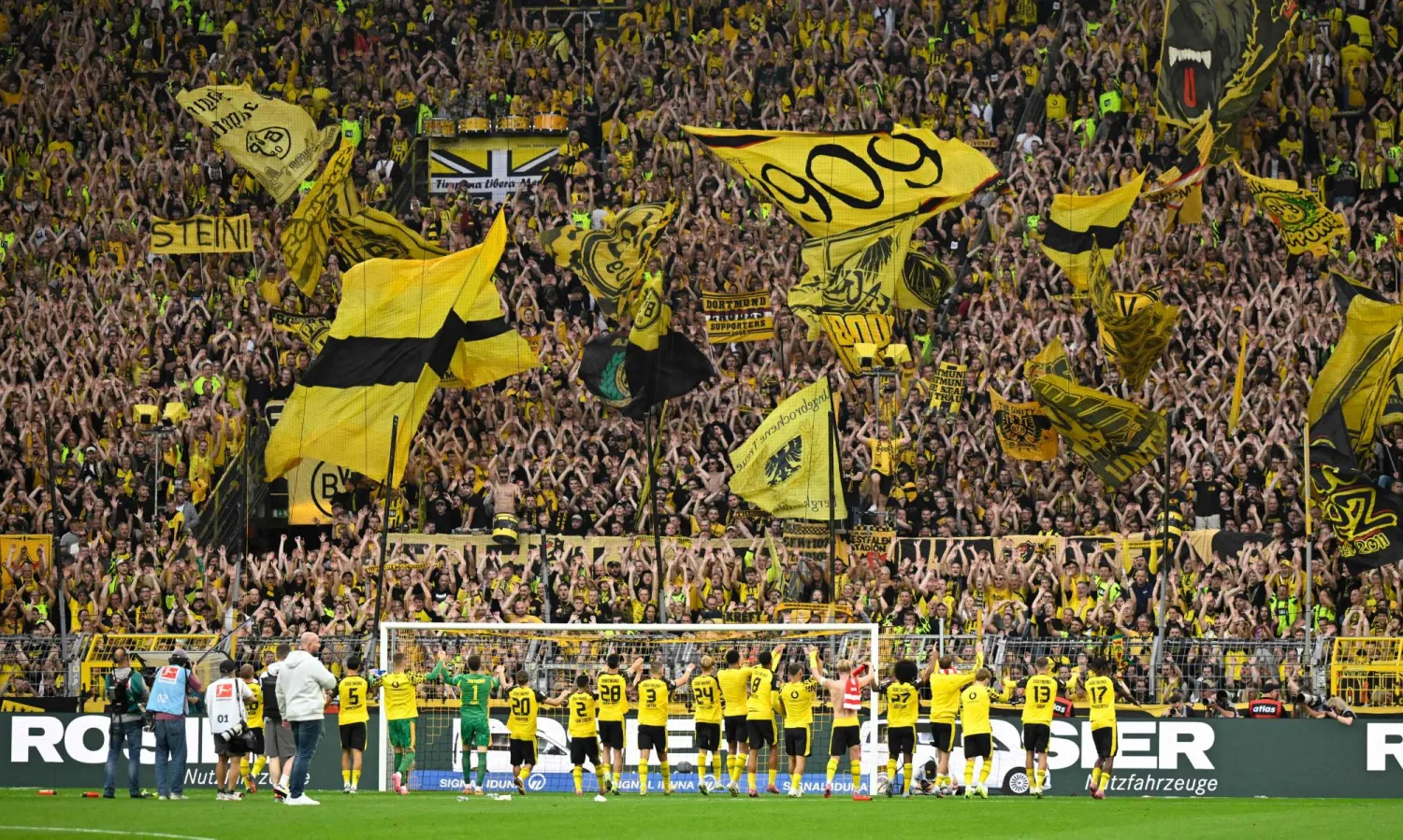 لاعبو بوروسيا دورتموند يحتفلون مع جماهيرهم بالفوز الكبير (أ.ف.ب) 
