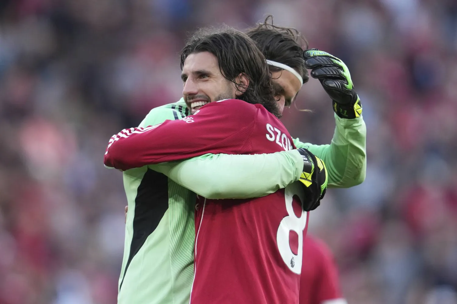 لاعب الوسط المجري دومينيك سوبوسلاي يحتفل مع حارس مرمى ليفربول بالفوز الثمين (أ.ب)