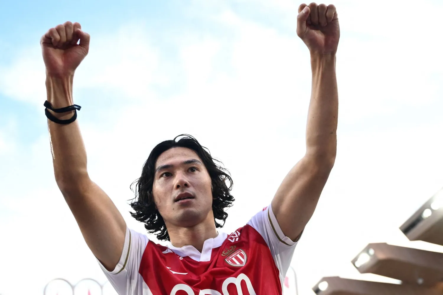 الياباني تاكومي مينامينو يحتفل بفوز فريقه موناكو (أ.ف.ب) 