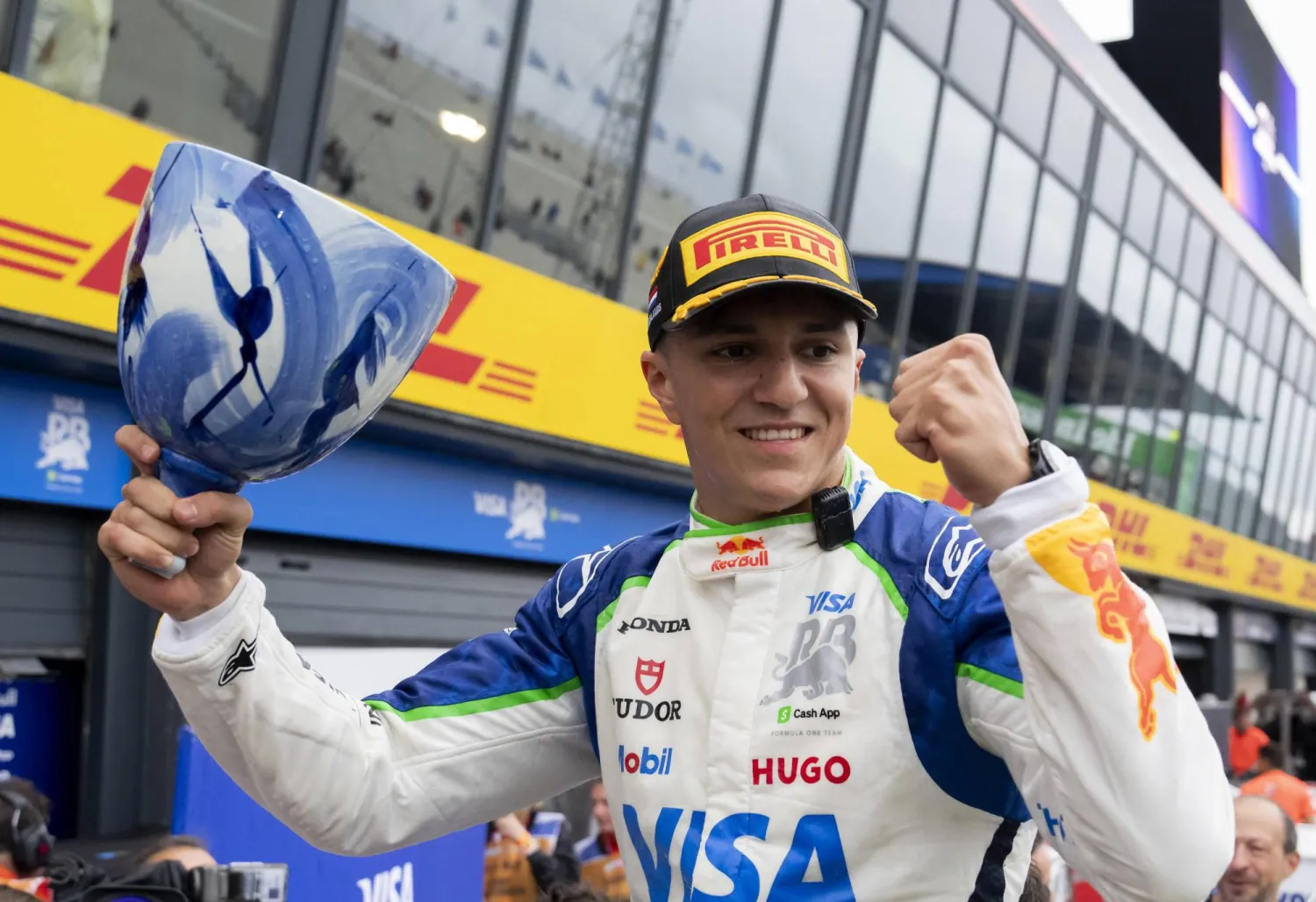 إسحاق حجار يحتفل بالمركز الثالث في هولندا (إ.ب.أ) 