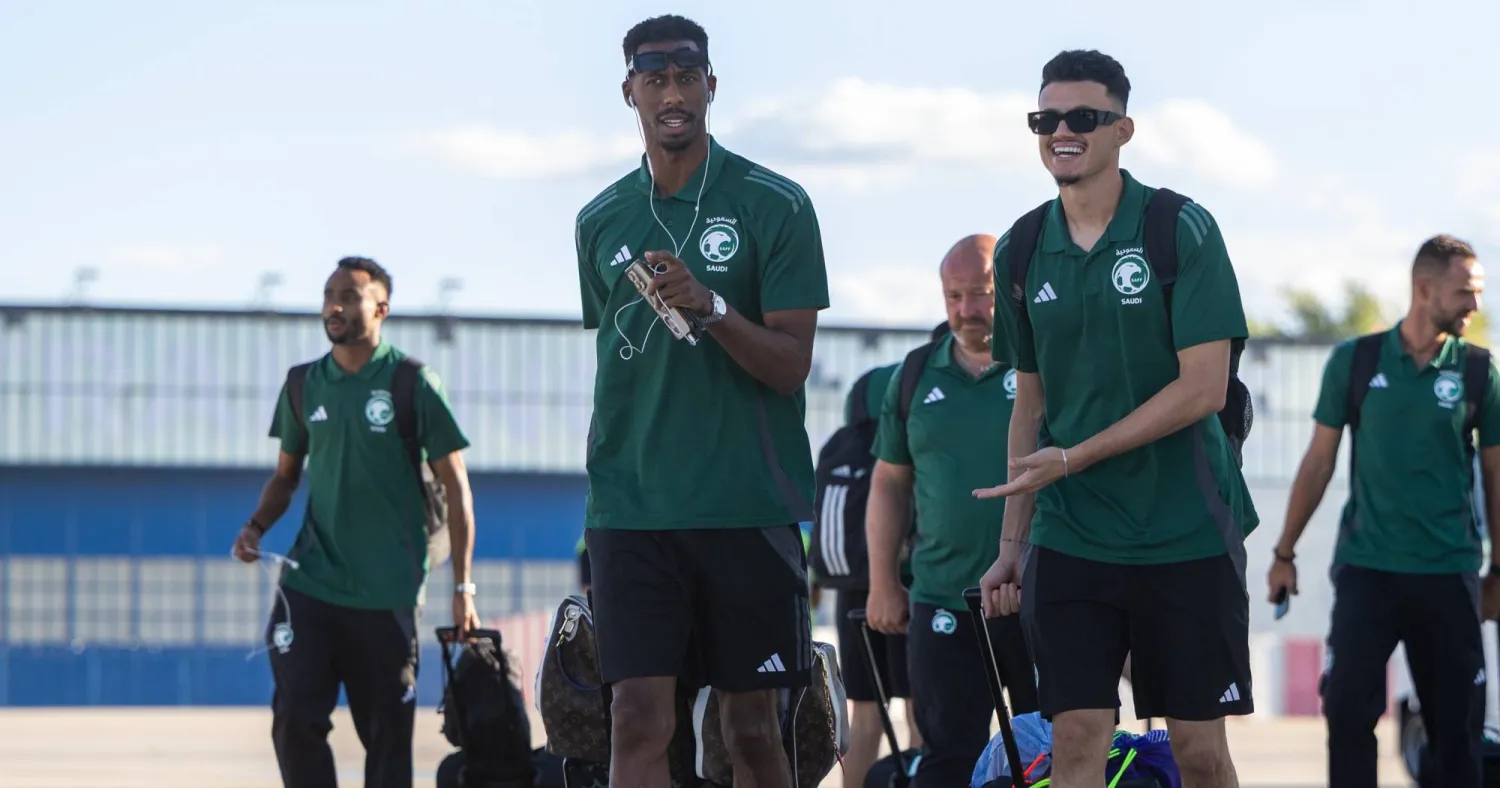 لاعبو الأخضر لدى وصولهم مطار براغ الدولي (المنتخب السعودي)