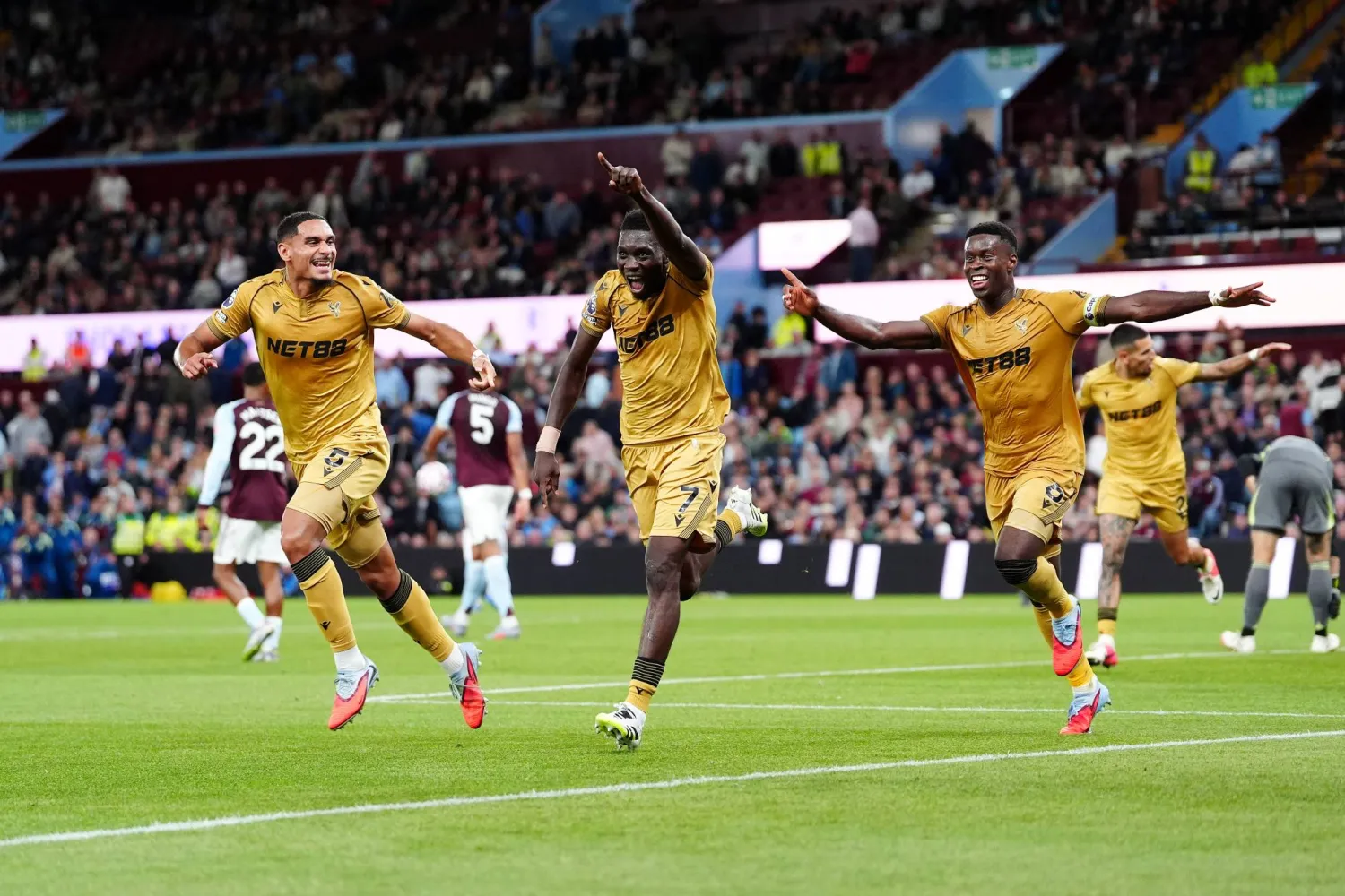 فرحة لاعبي كريستال بالاس بالفوز الكبير (د.ب.أ) 