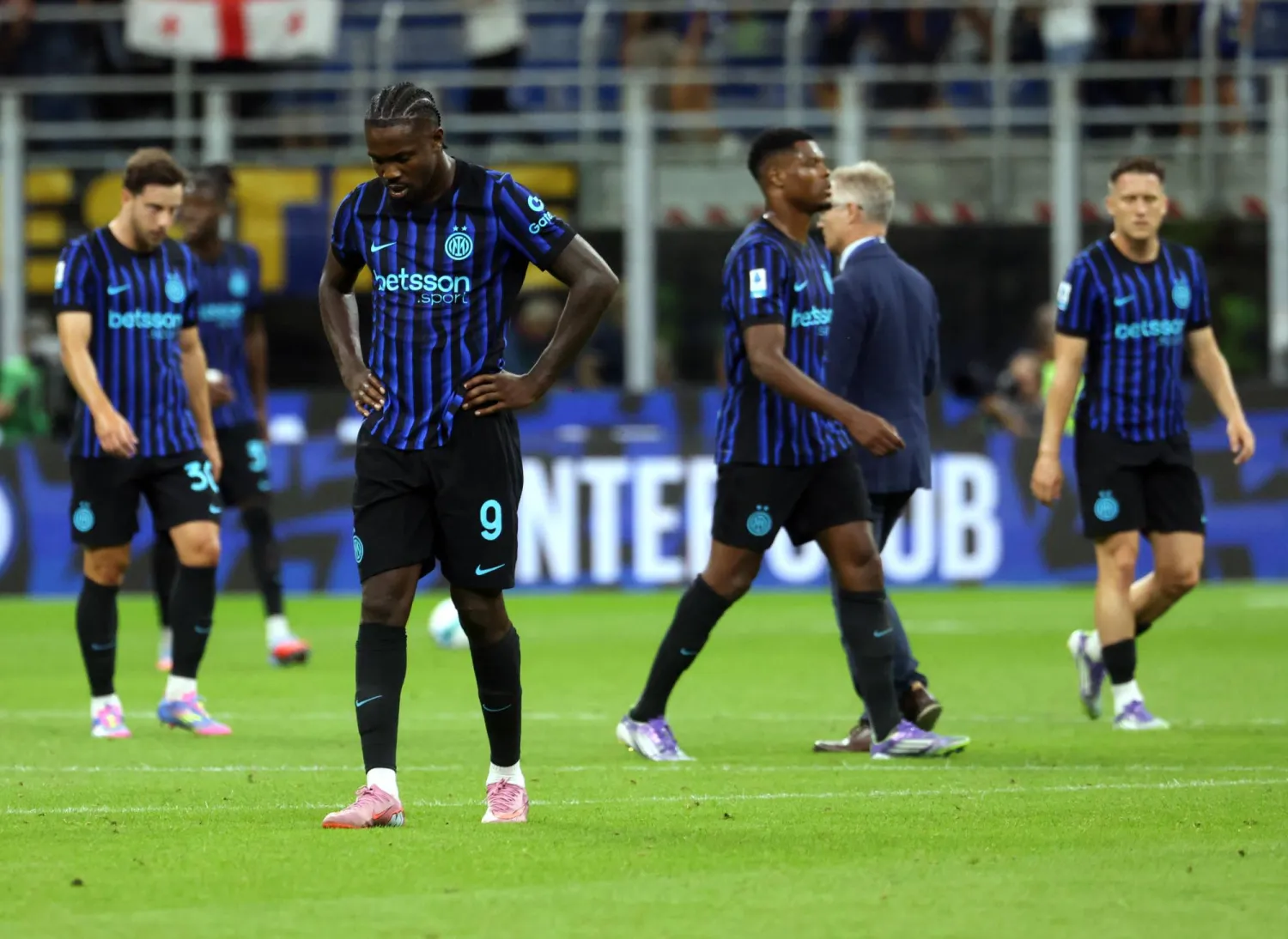 حسرة لاعبي انتر ميلان بعد الهزيمة أمام أودينيزي (إ.ب.أ)