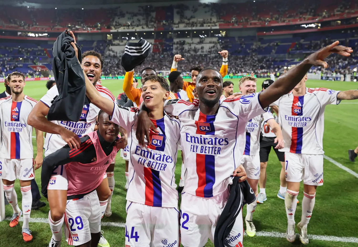 فرحة لاعبي أولمبيك ليون بالفوز على مرسيليا وصدارة الترتيب (رويترز)