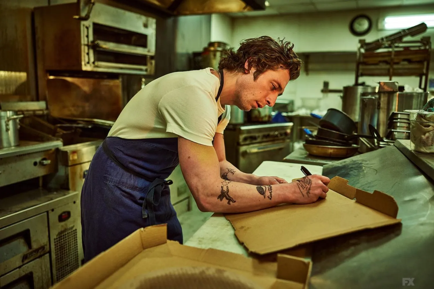 Jeremy Allen White, The Bear'da ölen kardeşinin sandviç dükkanındaki kaotik mutfağı yönetmek için memleketi Şikago'ya dönen ödüllü şef Carmy Berzatto rolünde (FX)
