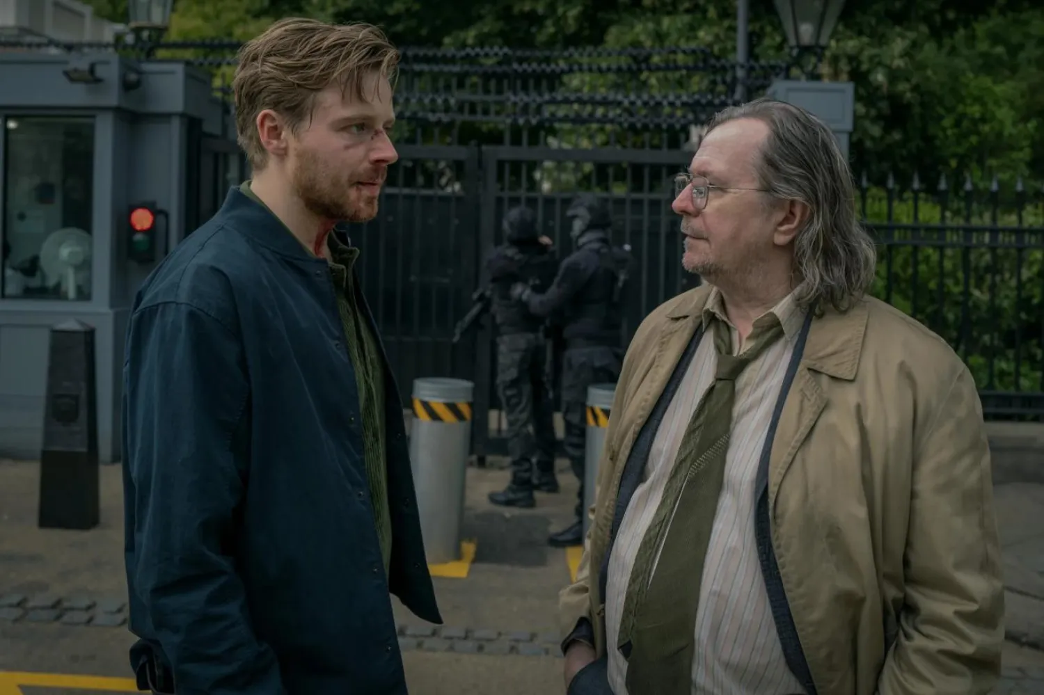 Slow Horses'ta başroldeki Gary Oldman'a (sağda) River Cartwright'ı canlandıran 35 yaşındaki İskoç aktör Jack Lowden (solda) eşlik ediyor (Apple TV)