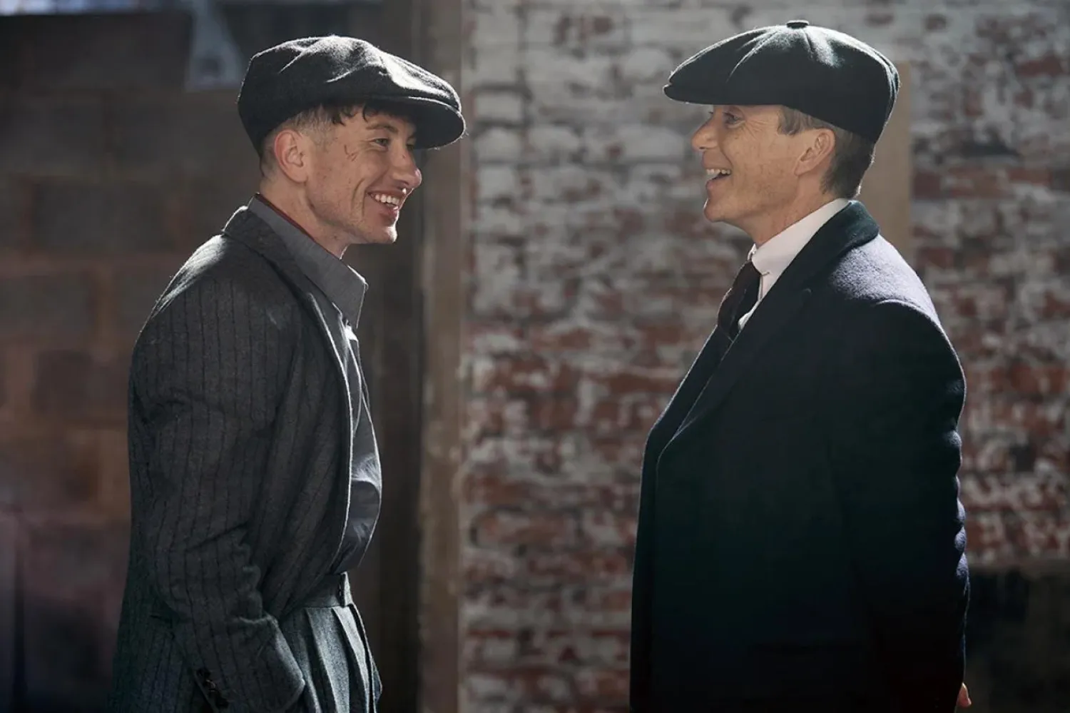 Barry Keoghan (solda), The Banshees of Inisherin'deki performansıyla 2023'te Oscar'a aday gösterilmiş, Cillian Murphy (sağda) ise Oppenheimer'la bir sonraki yıl heykelciği evine götürmüştü (Netflix)