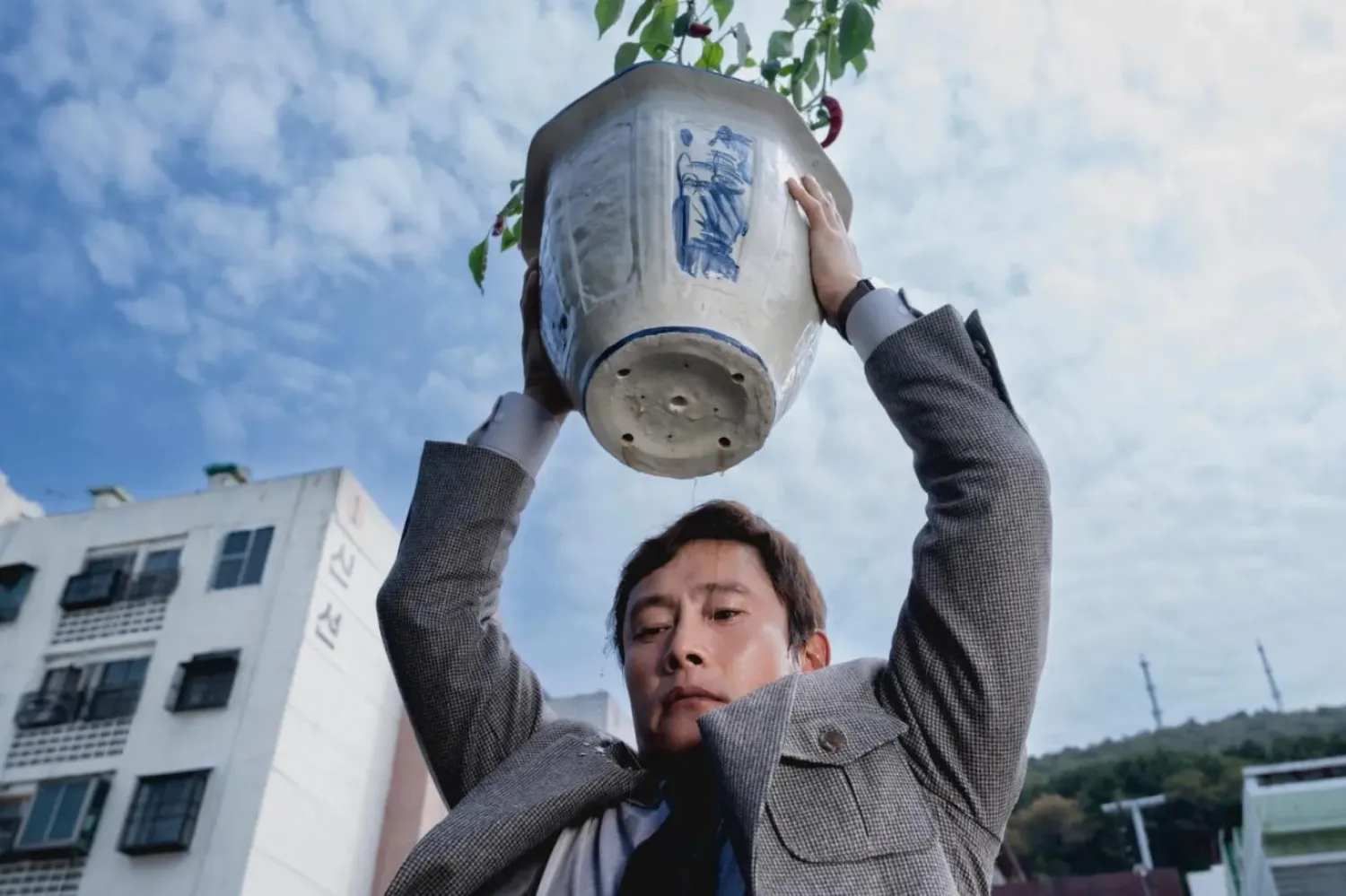 Squid Game'deki "Front Man" rolüyle tanınan 55 yaşındaki Lee Byung-hun, 2000 yapımı Birleşik Güvenlik Bölgesi'nde de Park Chan-wook'la birlikte çalışmıştı (CJ Entertainment) 