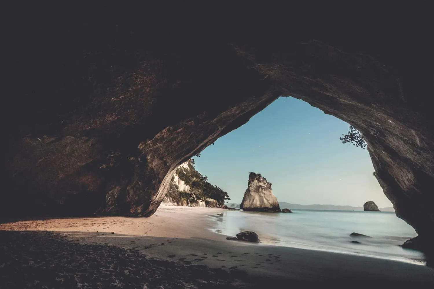 Sahil şeridinin üzerindeki kemeriyle bilinen Cathedral Cove/Te Whanganui-a-Hei, yabancı turistlerin ziyaret etmek için ücret ödeyeceği yerlerden biri (Unsplash)