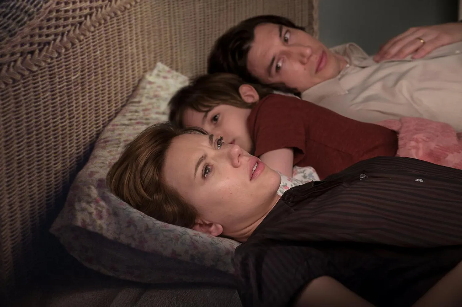 Variety eleştirmeni Owen Gleiberman, Marriage Story'yle ilgili eleştirisinde, "Olağanüstü keskinlikte ve insanlıkla yoğrulmuş iki başrol performansının etrafında şekillenen film, duygusal detayları ve karmaşıklığıyla hayatı yakalayabilen büyük bir sinema sanatçısının ürünü" ifadesini kullanmıştı (Netflix)