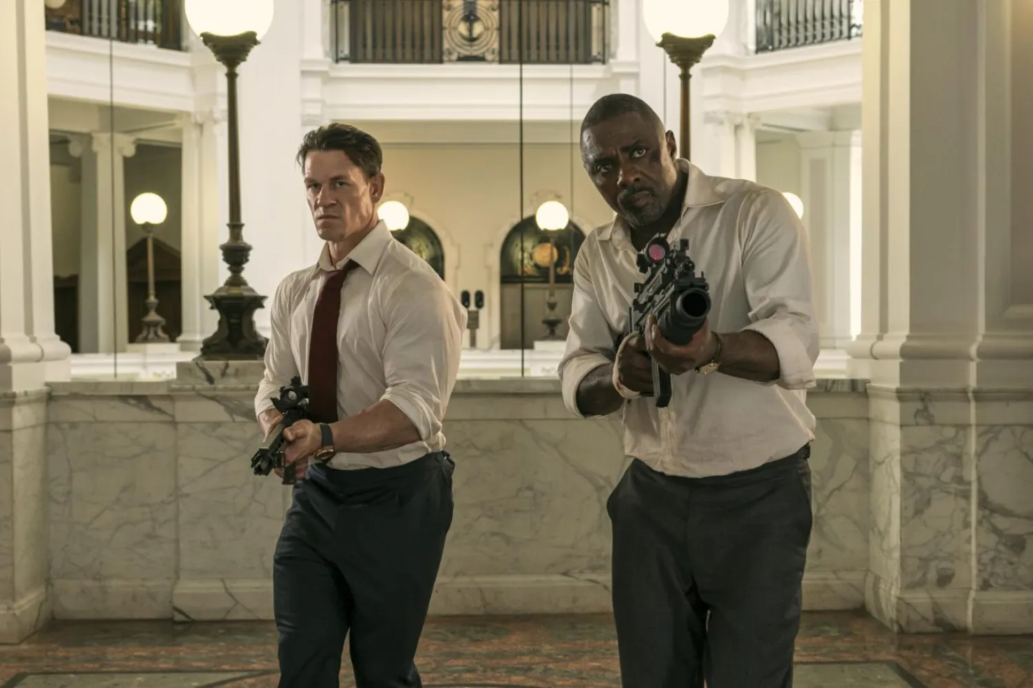 Eleştirmenler Devlet Başkanları için "Jeopolitiği hafife alan yaklaşımı fazlasıyla yapmacık bulunabilir ancak Idris Elba ve John Cena arasındaki komik uyum, bu stilize aksiyon filminde güçlü şekilde hissediliyor" ifadelerini kullanıyor (Amazon MGM Studios)