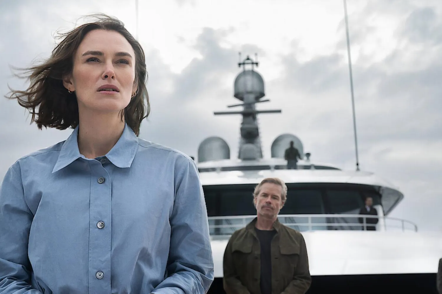Simon Stone imzasını taşıyan filmde Keira Knightley'ye 57 yaşındaki Avustralyalı aktör Guy Pearce (arkada) eşlik ediyor (Netflix)
