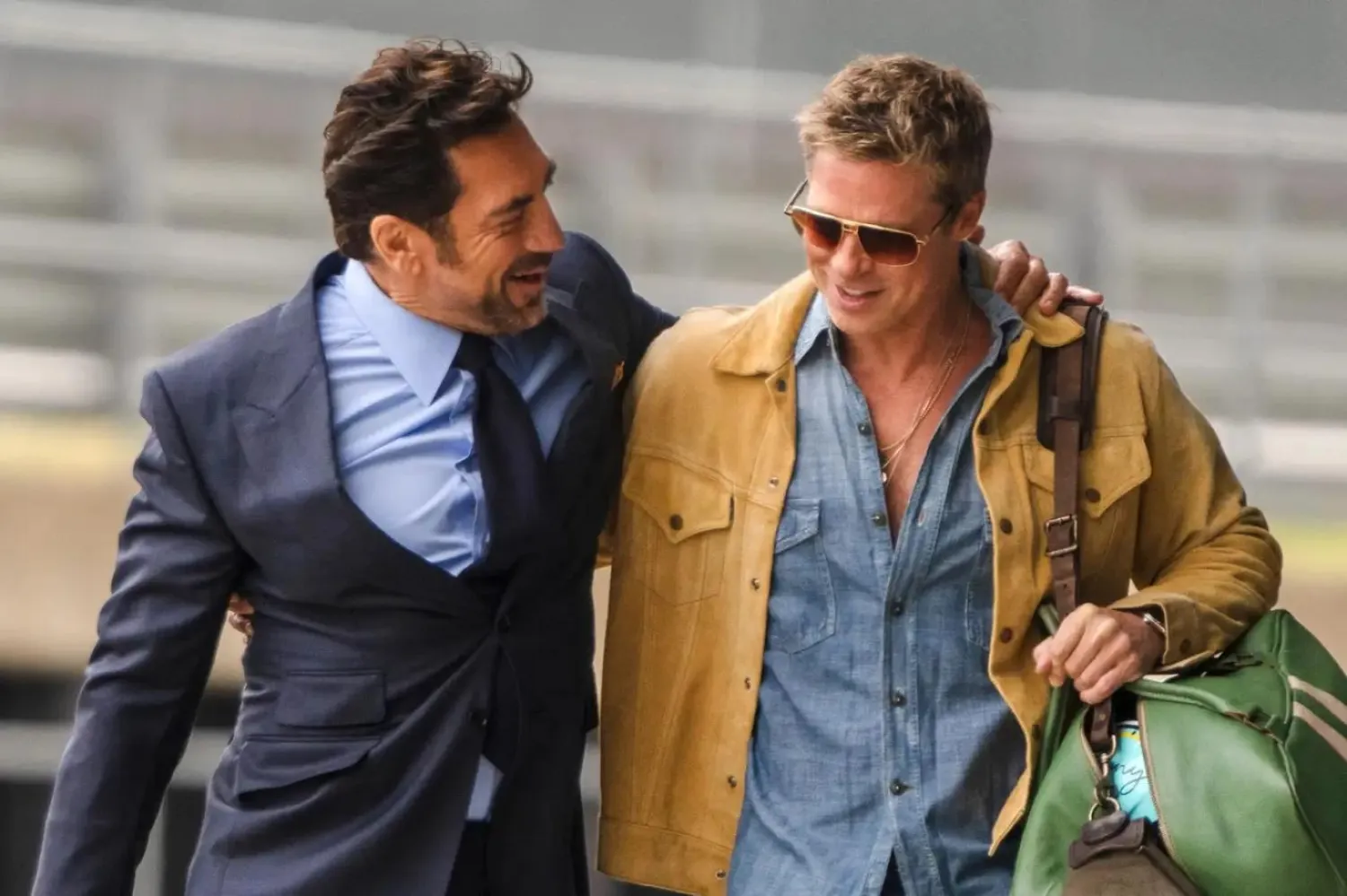 F1 Filmi'nde Sonny Hayes'i canlandıran Brad Pitt'e (sağda), APXGP takımının sahibi Ruben Cervantes rolünde Oscarlı aktör Javier Bardem (solda) eşlik ediyor (Apple)