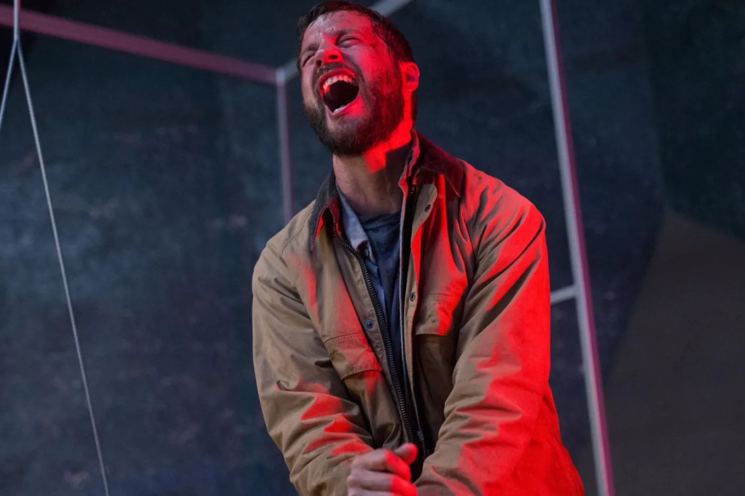 2018 yapımı Upgrade'de Logan Marshall-Green, bir kazanın ardından felç kalan ve vücudunu bir çip implantı sayesinde yeniden kullanabilen Grey Trace'i canlandırıyordu (Blumhouse Productions)