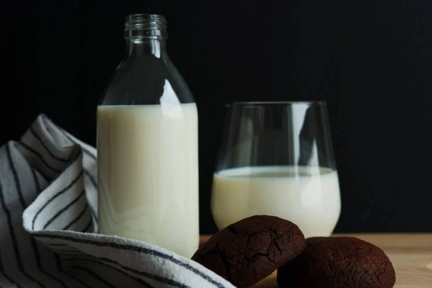 The American Journal of Clinical Nutrition'da yayımlanan çalışma, tam yağlı sütün kalp hastalığı riskini artırdığını saptadı (Unsplash)